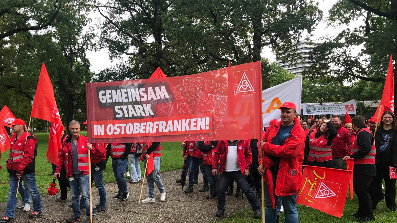 Am 15.09.2022 kamen 4.000 Kolleginnen und Kollegen darunter zwei Bussebesatzungen der IG Metall Ostoberfranken zum Tarifauftakt nach Nürnberg. 