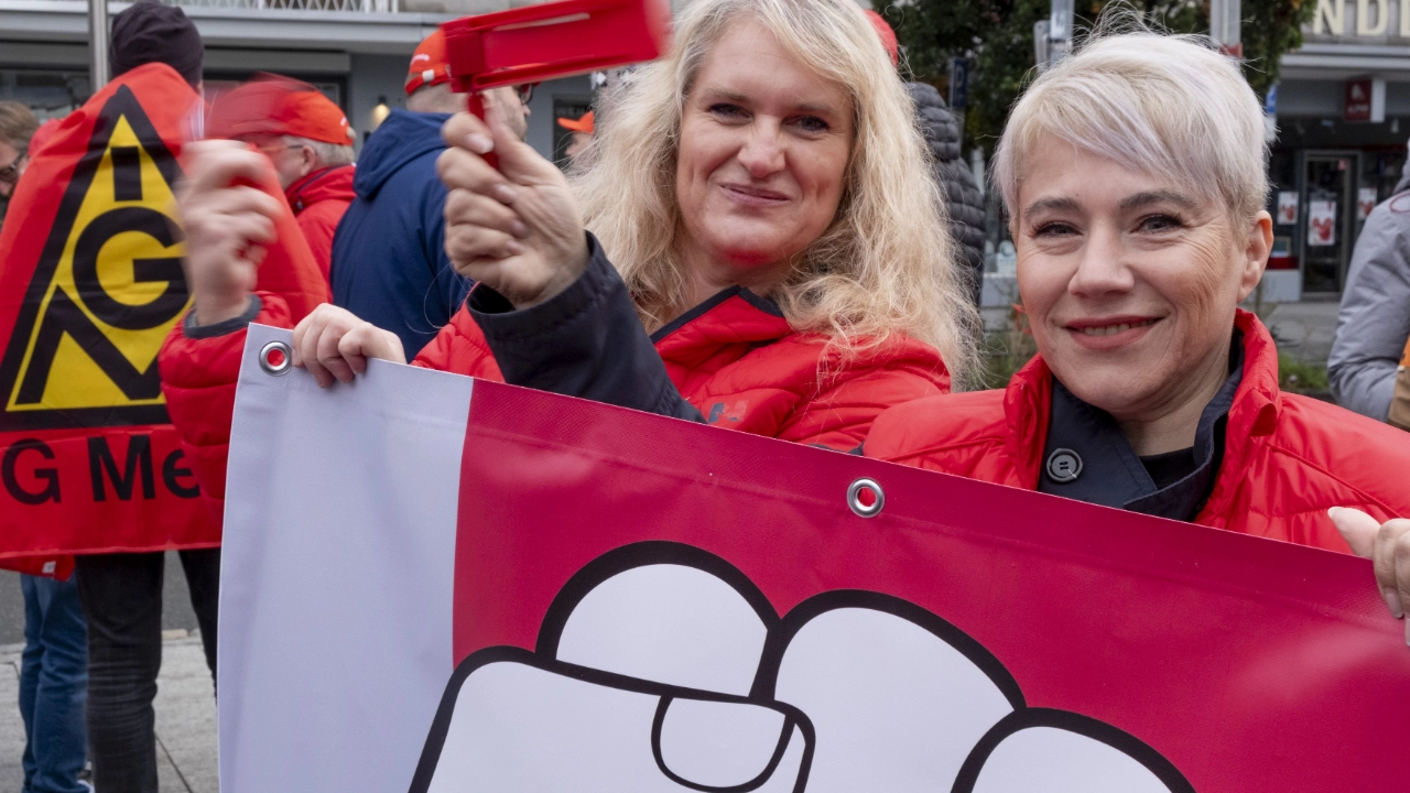 3500 Beschäftigte haben bei der 2. Tarifverhandlung für die bayerische Metall- und Elektroindustrie in Nürnberg für 7 Prozent mehr Geld und 170 Euro mehr für Auszubildende demonstriert.