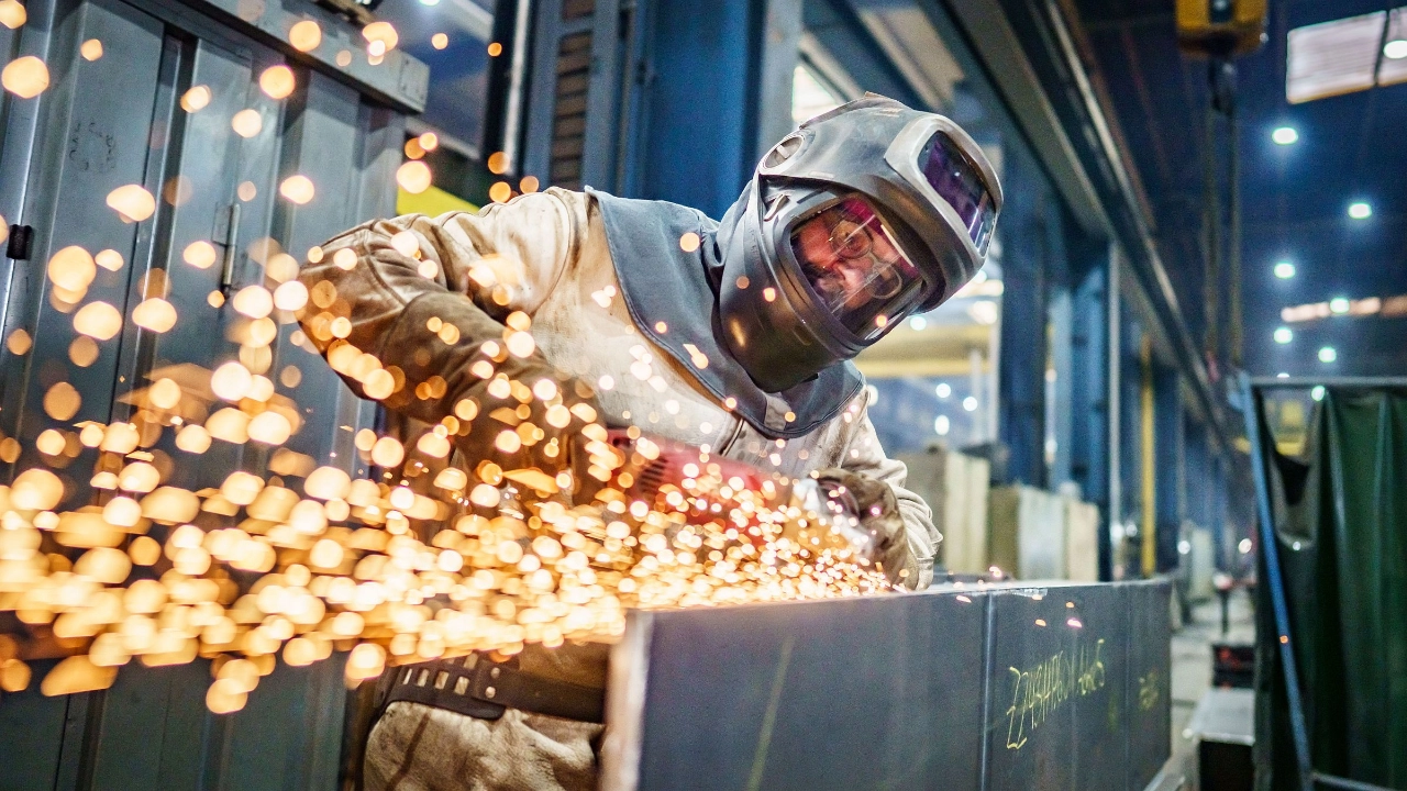 Metallhandwerker mit Flex
