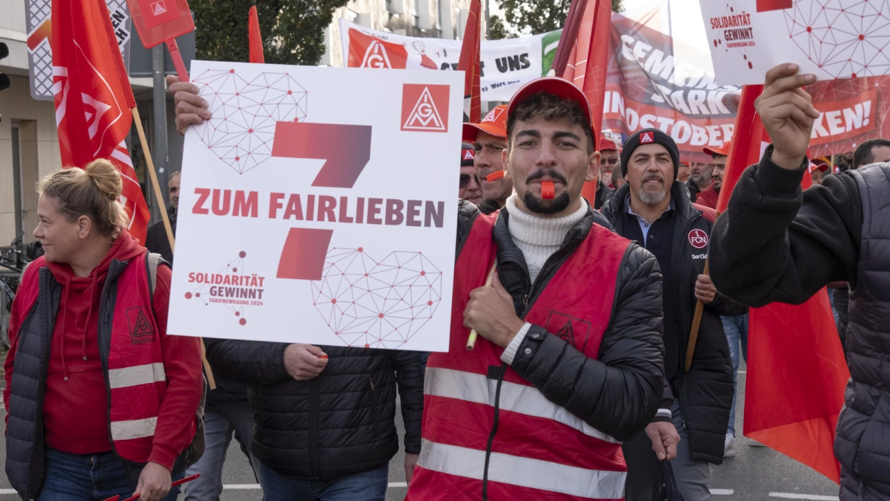 3500 Beschäftigte haben bei der 2. Tarifverhandlung für die bayerische Metall- und Elektroindustrie in Nürnberg für 7 Prozent mehr Geld und 170 Euro mehr für Auszubildende demonstriert.