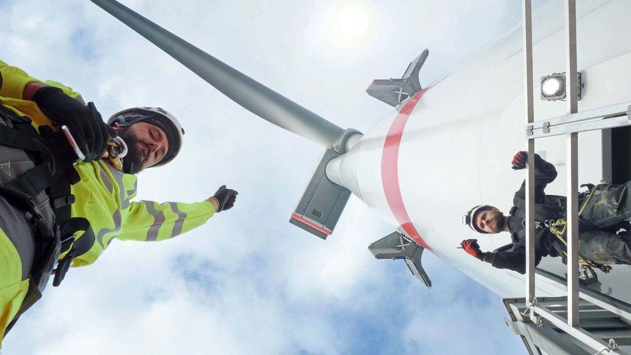 Zwei Monteure bei der Arbeit an einer Windkraftanlage