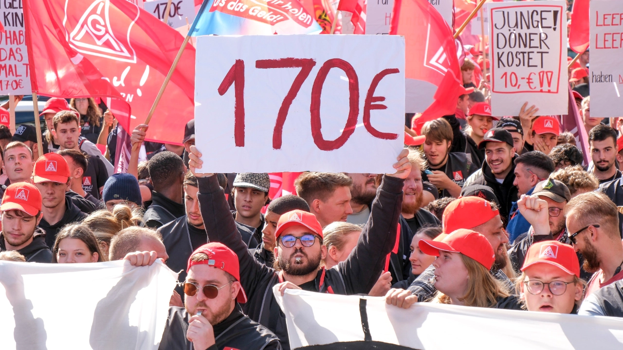 5000 Beschäftigte demonstrieren bei der 1. Tarifverhandlung für die bayerische Metall- und Elektroindustrie 2024 in München für 7 Prozent mehr Geld und 170 Euro mehr für Azubis.