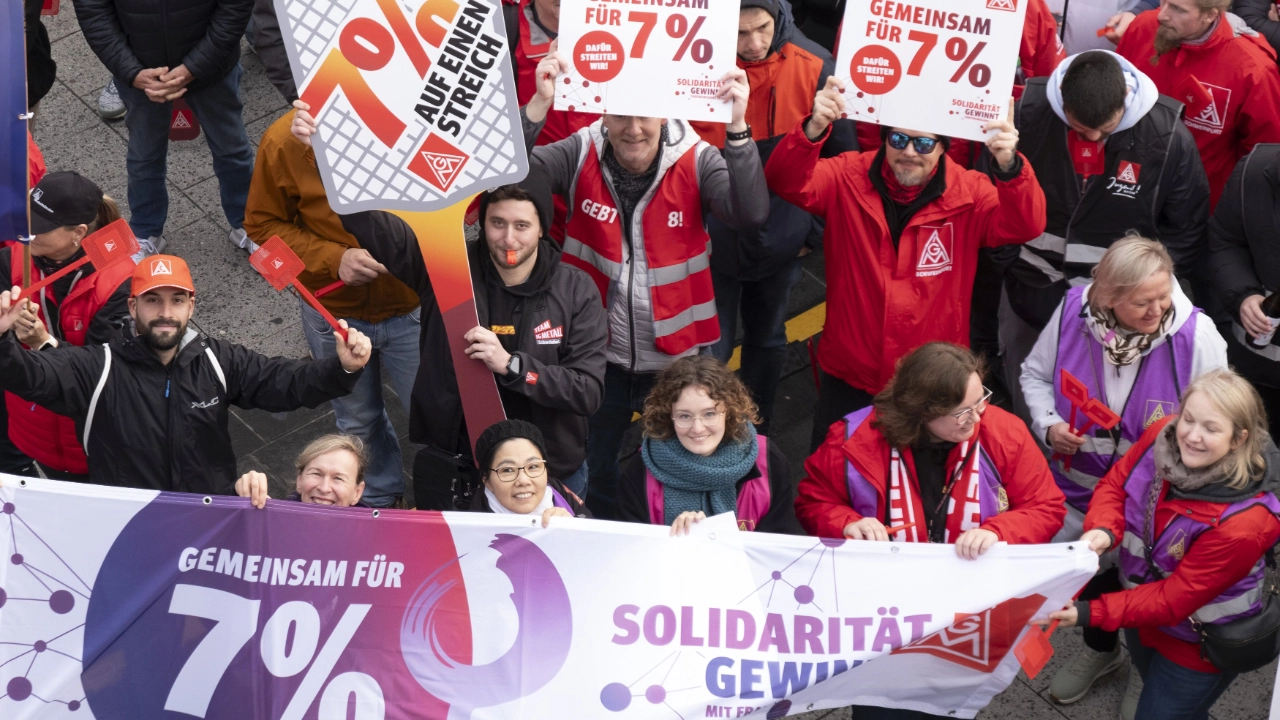 3500 Beschäftigte haben bei der 2. Tarifverhandlung für die bayerische Metall- und Elektroindustrie in Nürnberg für 7 Prozent mehr Geld und 170 Euro mehr für Auszubildende demonstriert.