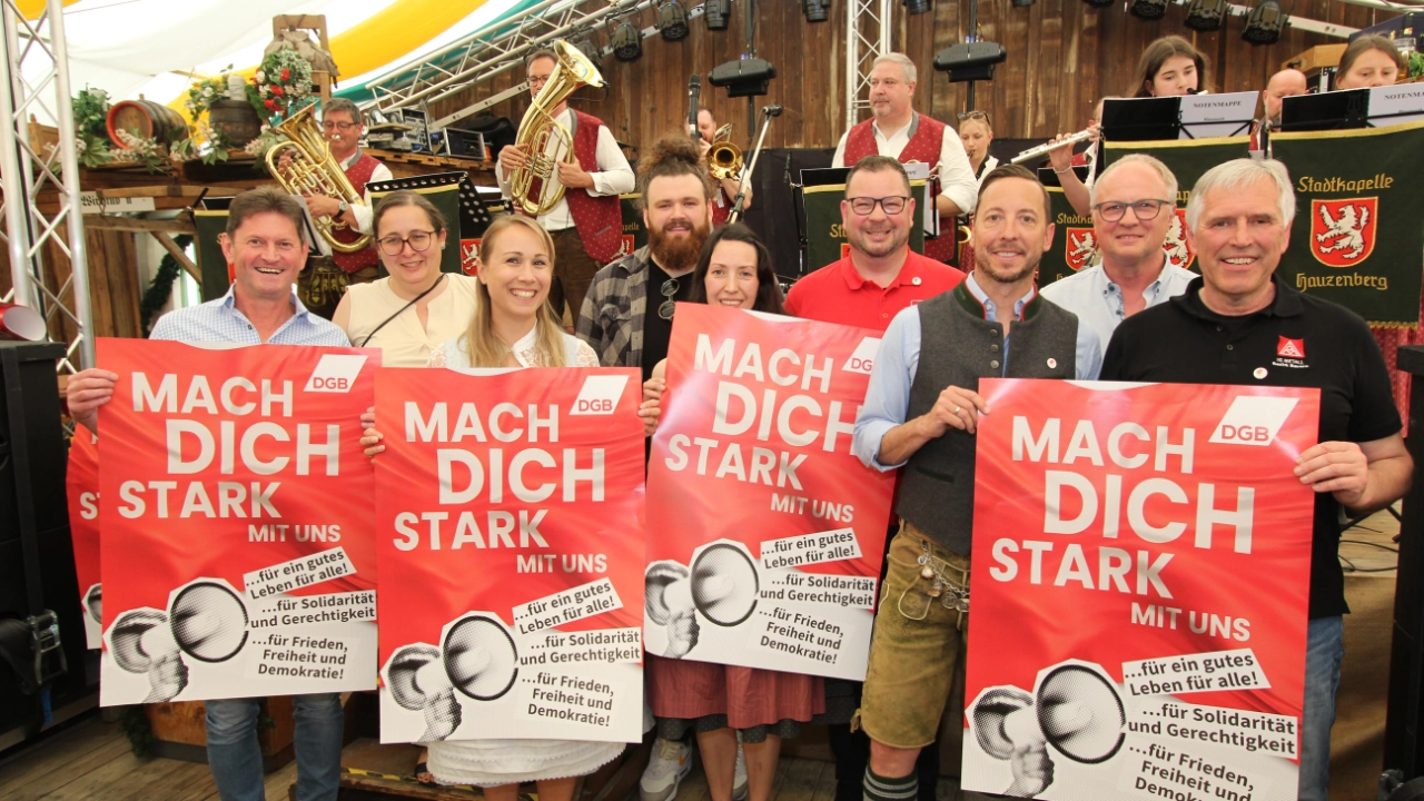 500 Gewerkschafter*innen bei der Kundgebung am Tag der Arbeit 2025 in Passau auf der Maidult.