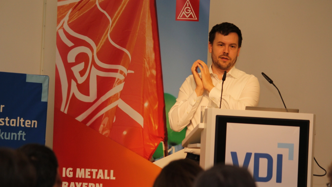 Philipp Heilmeier von der Deutschen Energie-Agentur (dena) bei seinem Impulsreferat