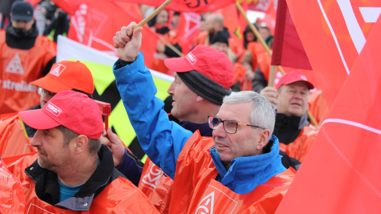450 Beschäftigte aus neun Betrieben der bayerischen holz- und kunststoffverarbeitenden Industrie haben am 7. Dezember 2023 in Straubing mit einer Demonstration vor der ersten Tarifverhandlung Druck auf die Arbeitgeber gemacht. Beteiligte Betriebe: Heyco (Tittling), Sanipa (Treuchtlingen), Novem Car Interior (Vorbach), Jeld-Wen (Oettingen), Bayerwald (Neukirchen), Völkl (Straubing), Peri (Weißenhorn), Steelcase (Rosenheim) und Hamberger (Stephanskirchen).