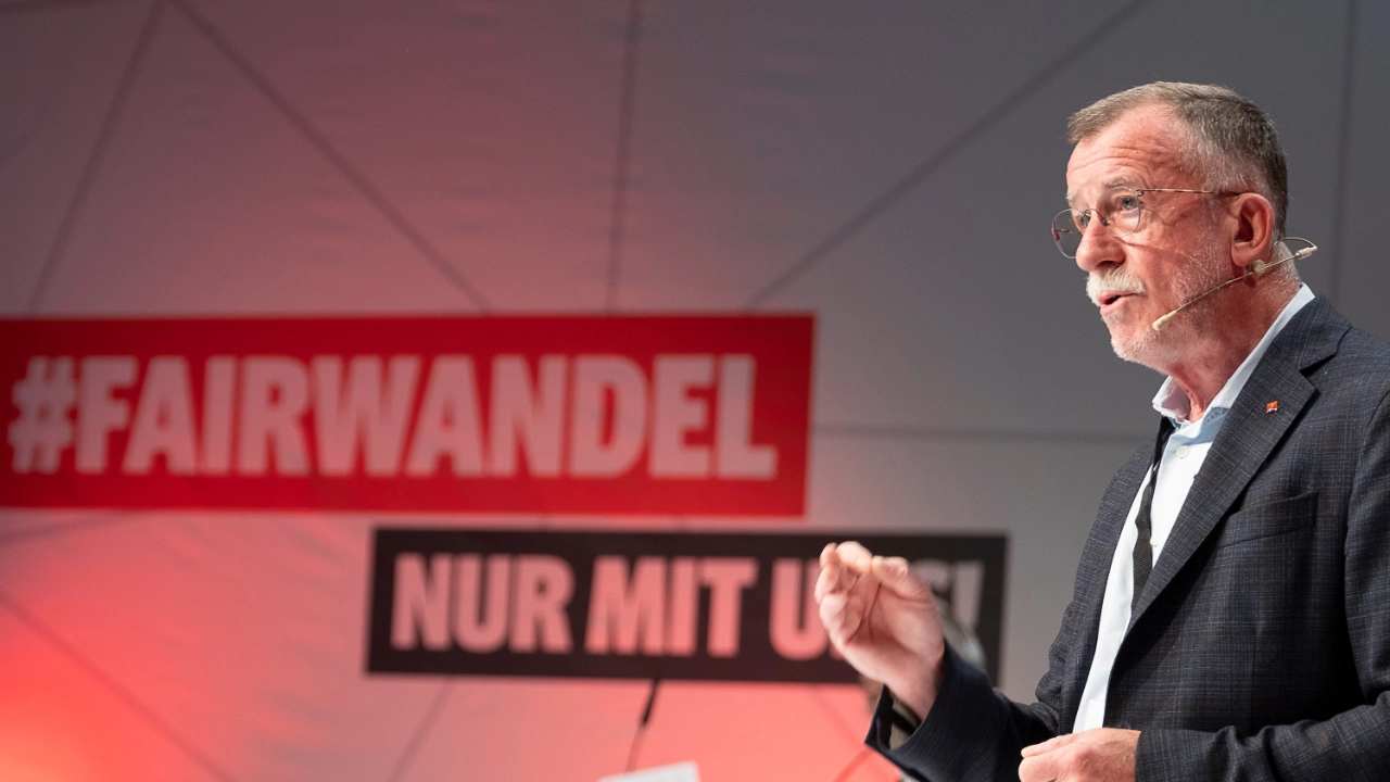 Bezirksleiter Johann Horn bei seiner Rede bei der Bezirkskonferenz Bayern 2022 in Würzburg.