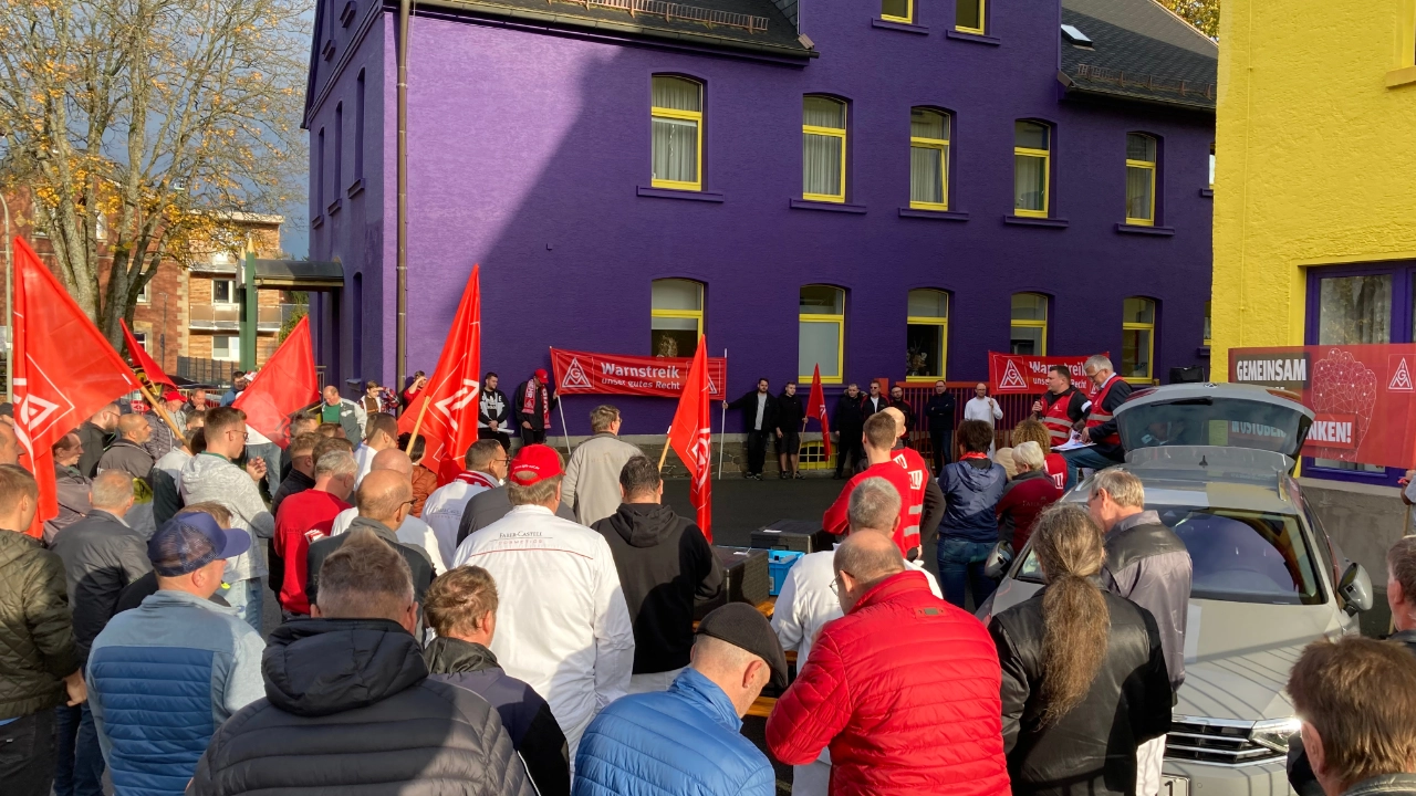 Am Standort Geroldsgrün in Ostoberfranken haben sich heute 100 Beschäftigte am Warnstreik beteiligt und für eine Stunde die Produktion weitgehend lahmgelegt.