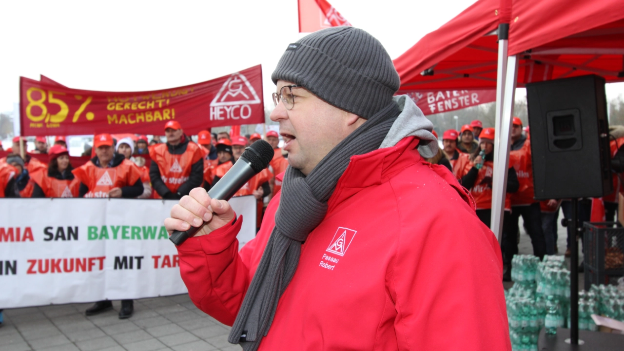 450 Beschäftigte aus neun Betrieben der bayerischen holz- und kunststoffverarbeitenden Industrie haben am 7. Dezember 2023 in Straubing mit einer Demonstration vor der ersten Tarifverhandlung Druck auf die Arbeitgeber gemacht. Beteiligte Betriebe: Heyco (Tittling), Sanipa (Treuchtlingen), Novem Car Interior (Vorbach), Jeld-Wen (Oettingen), Bayerwald (Neukirchen), Völkl (Straubing), Peri (Weißenhorn), Steelcase (Rosenheim) und Hamberger (Stephanskirchen).