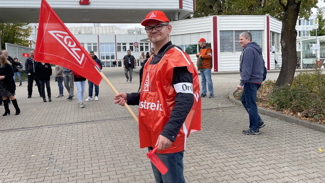 Bei Schwan-Stabilo am Standort Heroldsberg haben sich 320 Kolleginnen und Kollegen am Warnstreik beteiligt - darunter die komplette Fertigung