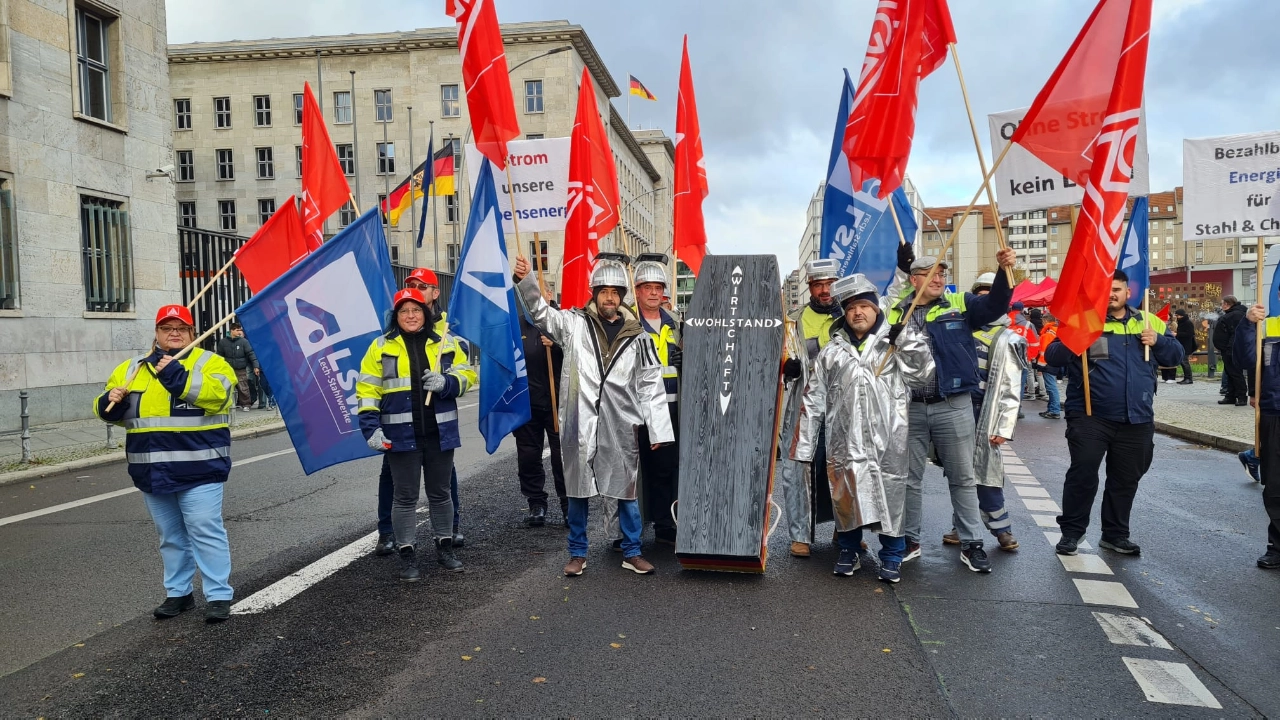 Aktionstag Brückenstrompreis: Beschäftige Lech-Stahlwerke in Meitingen demonstrieren in Berlin