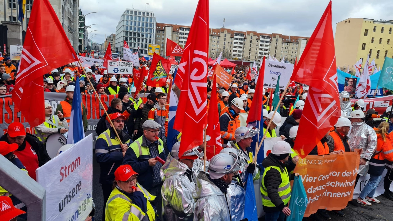 Aktionstag Brückenstrompreis: Beschäftige Lech-Stahlwerke in Meitingen demonstrieren in Berlin