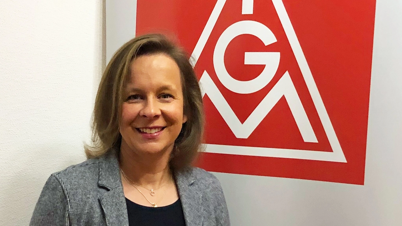 Susanne Tauber, Betriebsratsvorsitzende Ribe: Ein glücklicher Umstand in meiner beruflichen Laufbahn war die frühe Begegnung mit Jacky. Er war mir stets ein guter Ratgeber und stand der Firma Ribe auch in der Wirtschaftskrise 2008/09 als diplomatischer Ratgeber zur Seite. Die Jahre mit Jacky möchte ich weder beruflich noch menschlich missen. Der Umgang mit ihm hat mich in meiner Arbeit inspiriert und motiviert. Für seinen neuen Lebensabschnitt wünsche ich ihm viel Gesundheit und eine erfüllte Zeit.