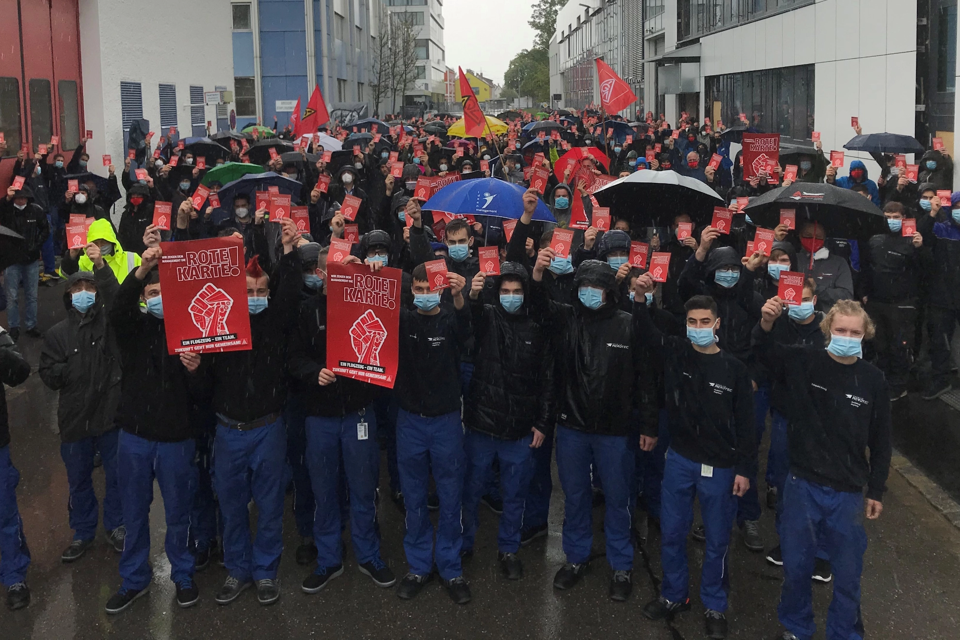 Warnstreik bei Airbus - Premium Aerotec in Augsburg - Aktion Rote Karte