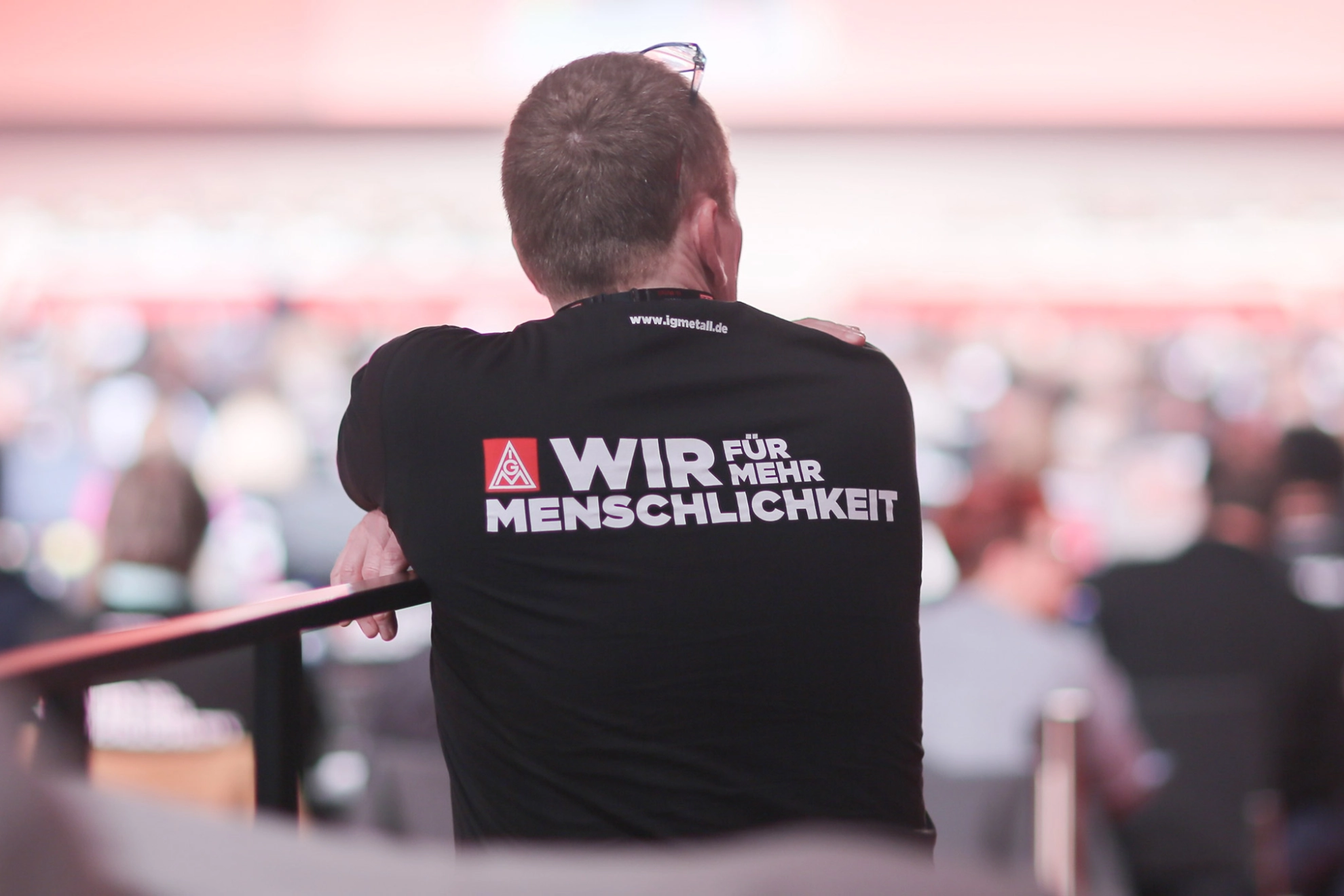 Ein Metaller trägt ein T-Shirt mit der Aufschrift "Wir für mehr Menschlichkeit".