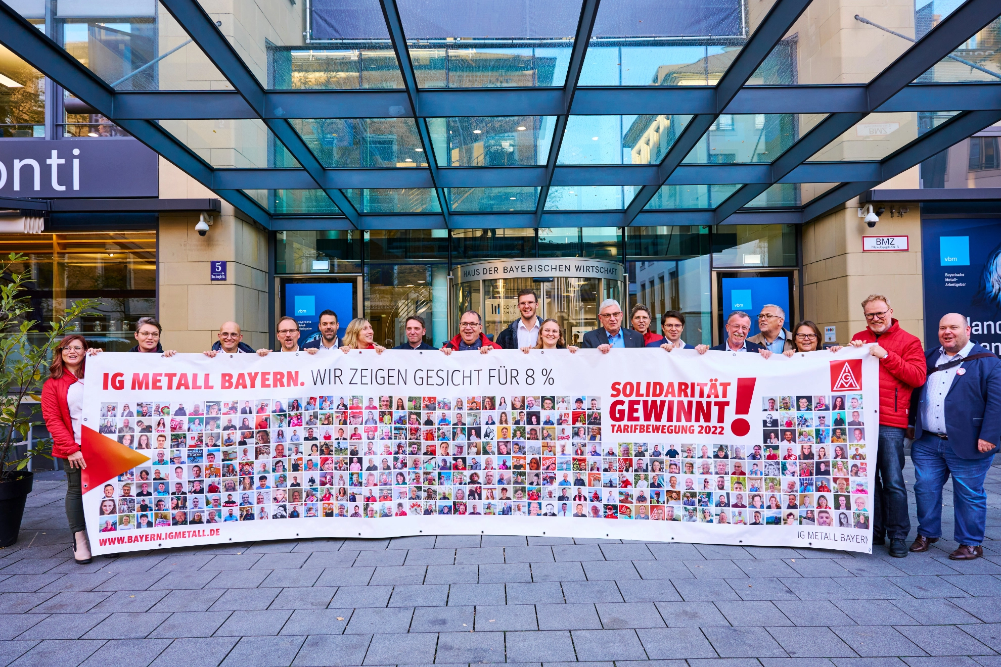 Verhandlungskommission mit Banner Fotoaktion vor vbm-Haus.