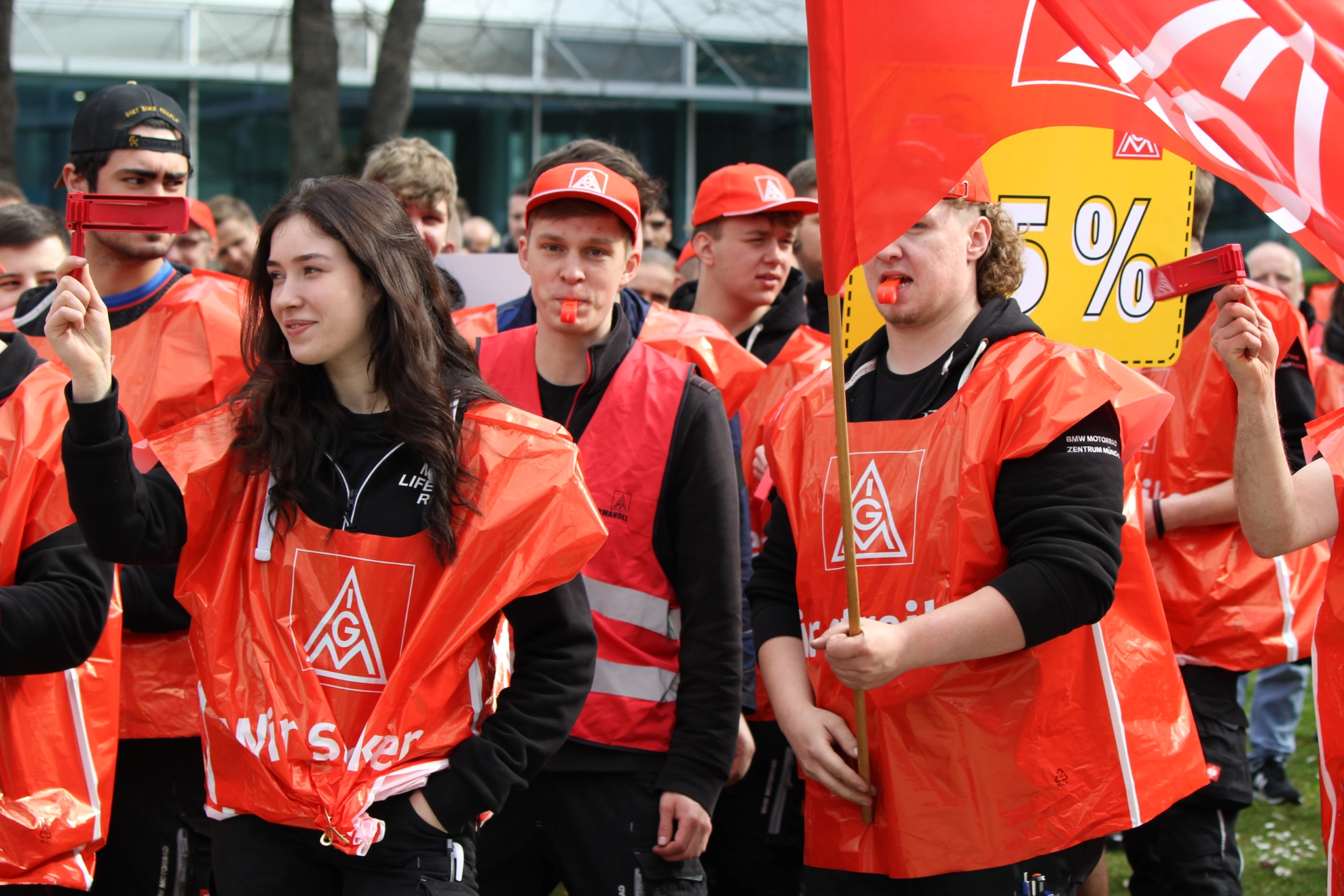 Warnstreik in der BMW-Niederlassung München mit 700 Teilnehmern am 21. April 2023 in der Tarifrunde KFZ-Handwerk 2023.