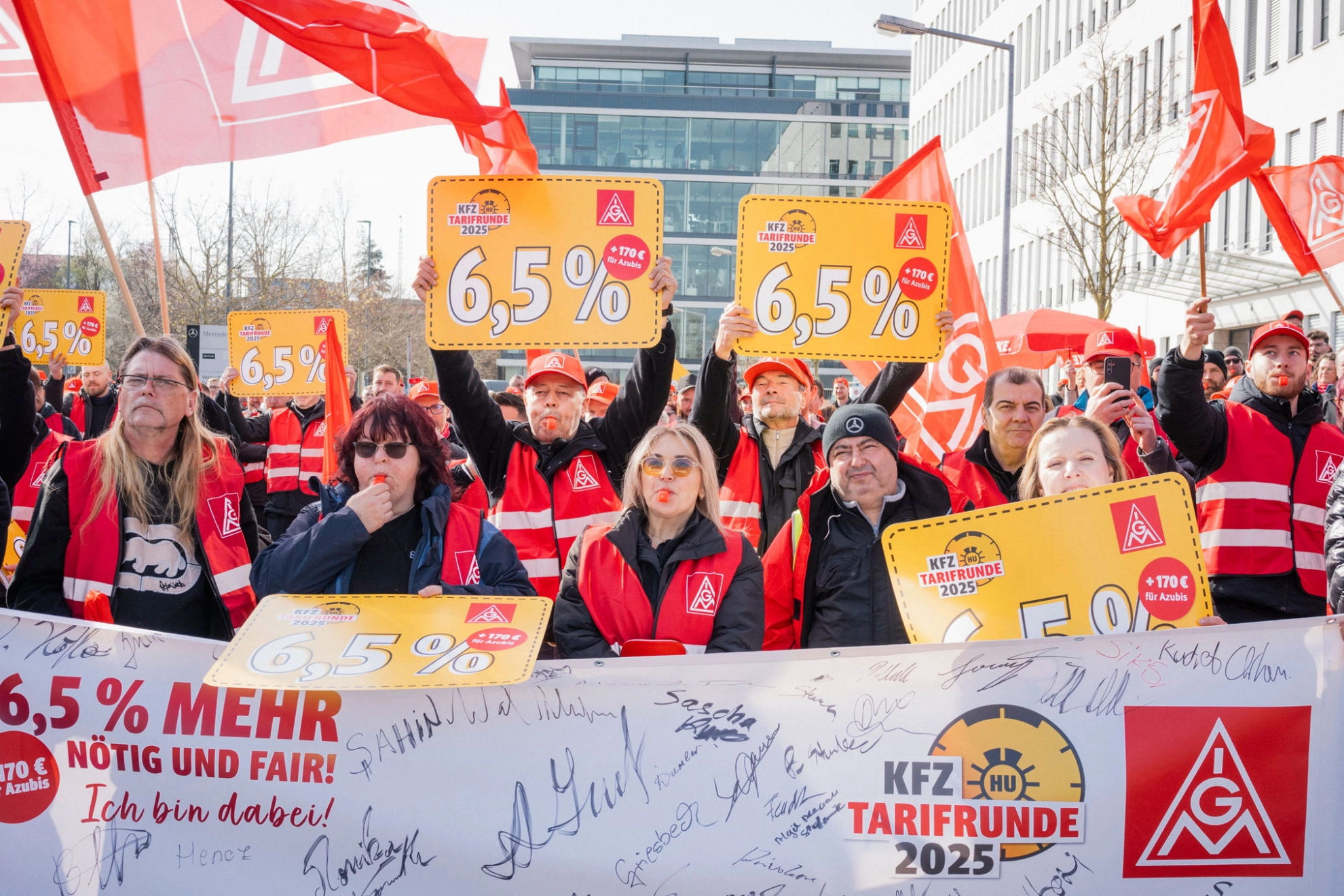 Beschäftigte machen bei einem Warnstreik in der Kfz-Tarifrunde in Nürnberg Druck für ihre Forderungen