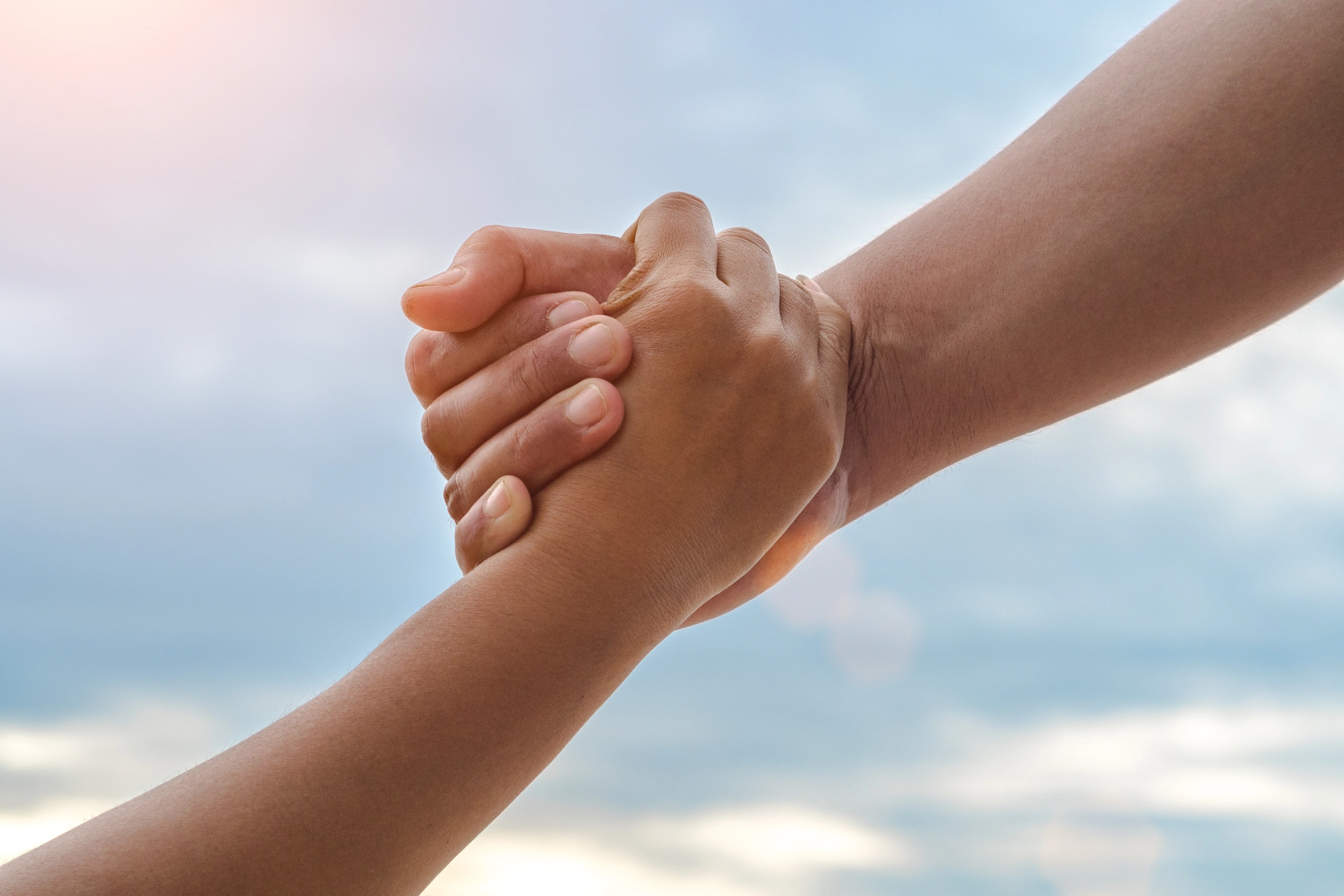 Zwei Hände helfen sich gegenseitig