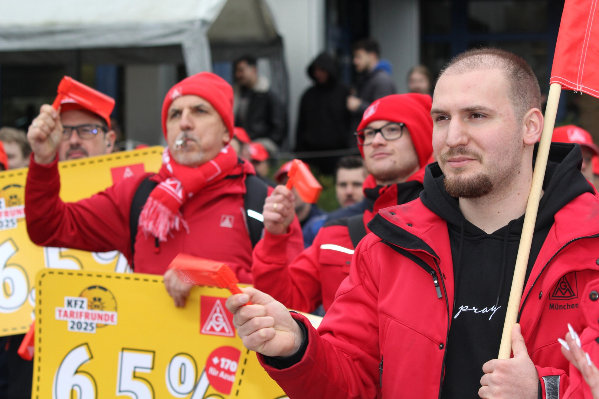 Demo zur 1. Tarifverhandlung KFZ-Handwerk Bayern in München