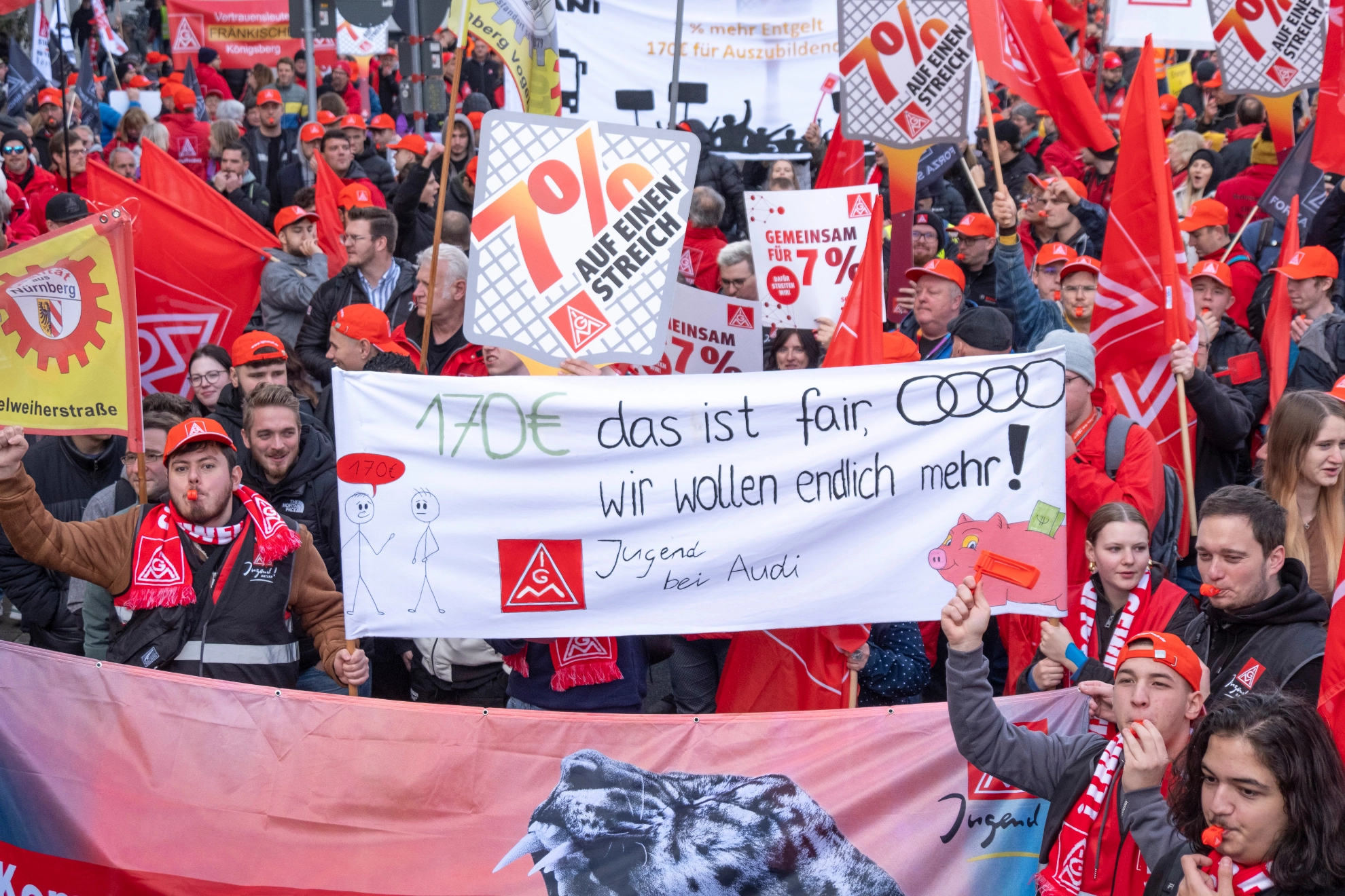 3500 Metaller*innen demonstrieren vor der 2. Tarifverhandlung Metall & Elektro in Nürnberg für 7 Prozent mehr Geld und 170 Euro mehr Azubi-Vergütung.