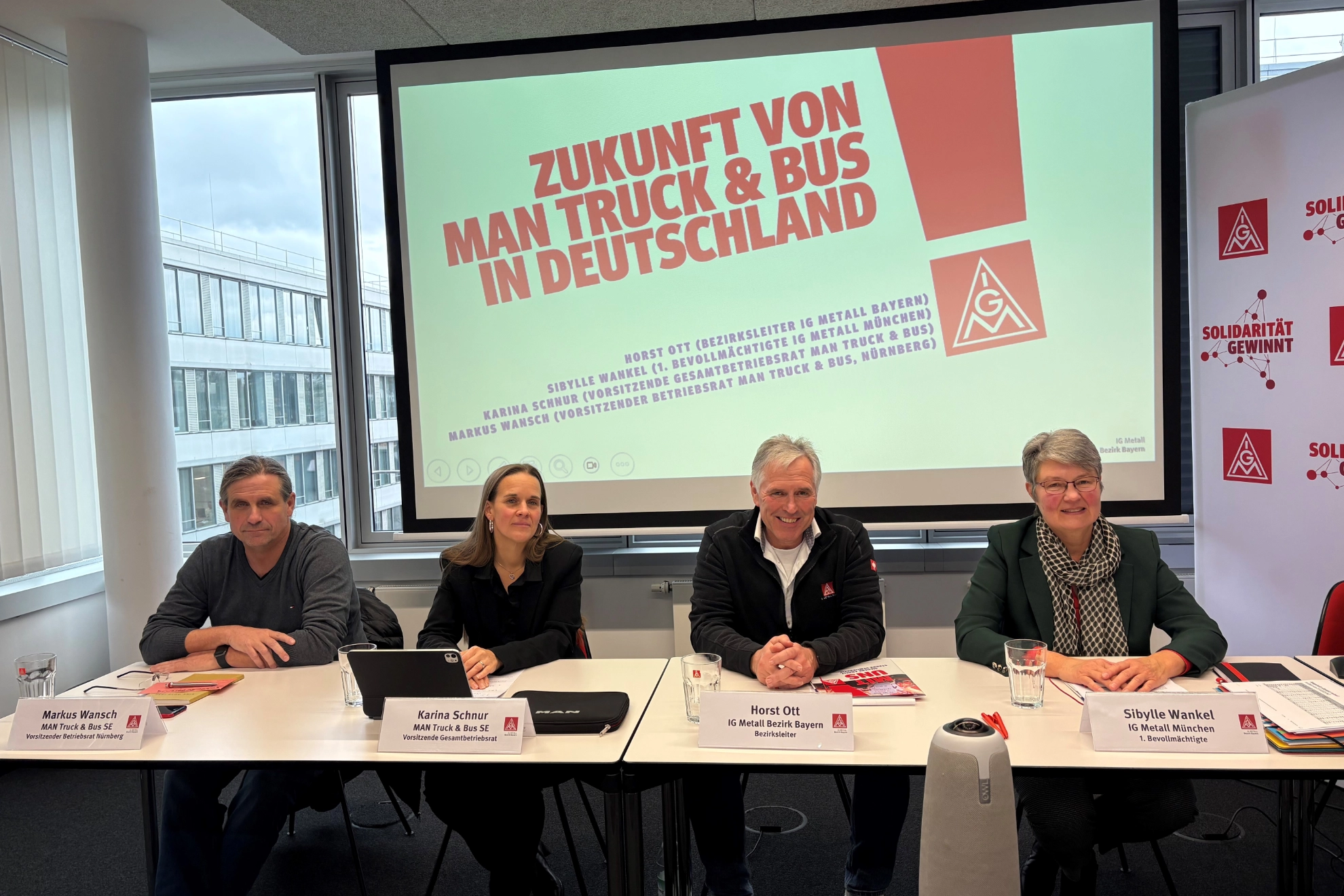 Markus Wansch, Karina Schnur, Horst Ott und Sibylle Wankel geben eine Pressekonferenz zur Zukunft von MAN.