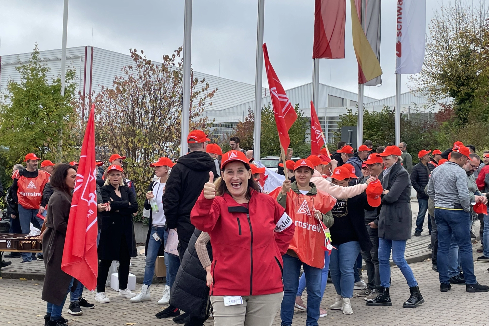 Bei Schwan-Stabilo am Standort Heroldsberg haben sich 320 Kolleginnen und Kollegen am Warnstreik beteiligt - darunter die komplette Fertigung