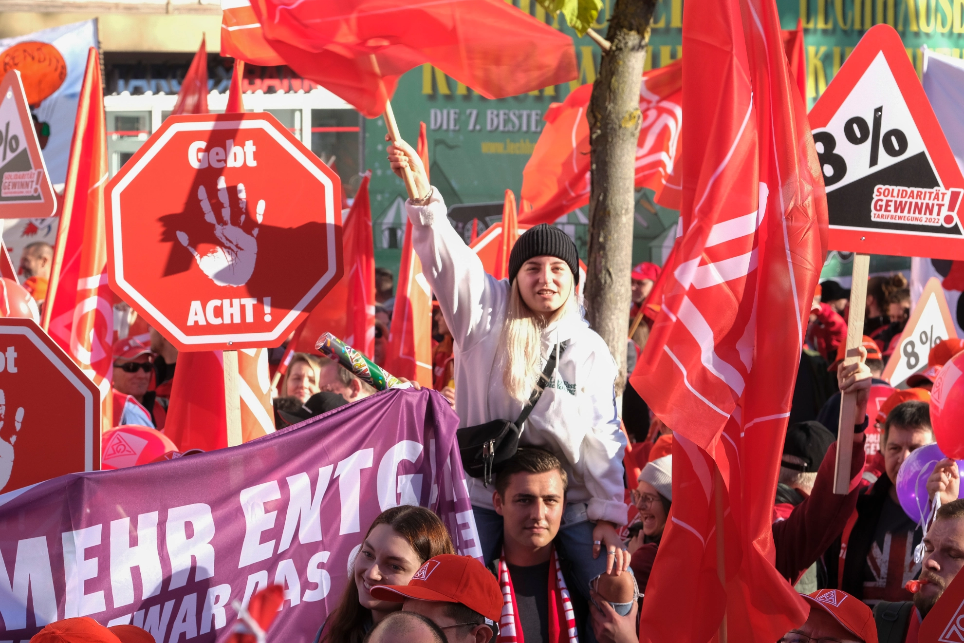 3. Tarifverhandlung Metall & Elektro 2022 in Augsburg. Kundgebung mit 4000 Beschäftigten.