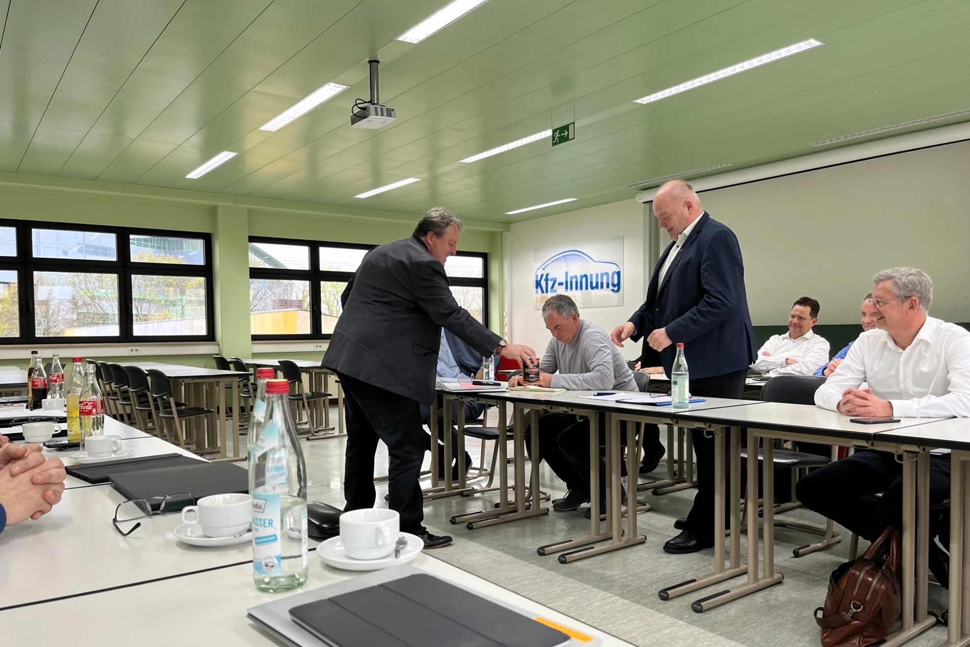 Die Verhandlungsführer Josef Brunner (IG Metall, l.) und Albert Vetterl (Arbeitgeber, r.) bei der Geschenkübergabe.