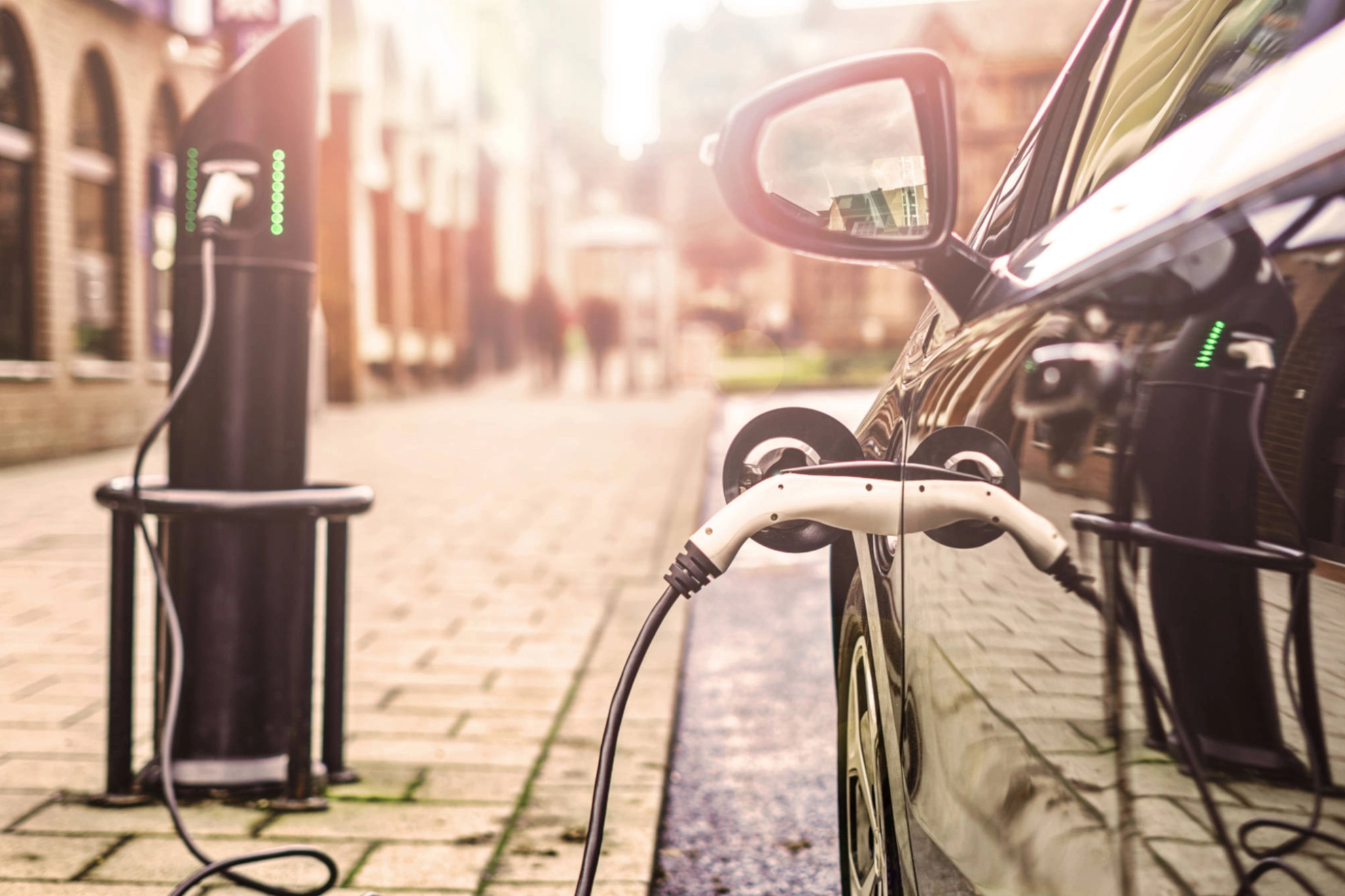 Ein Elektroauto an einer Ladestation.