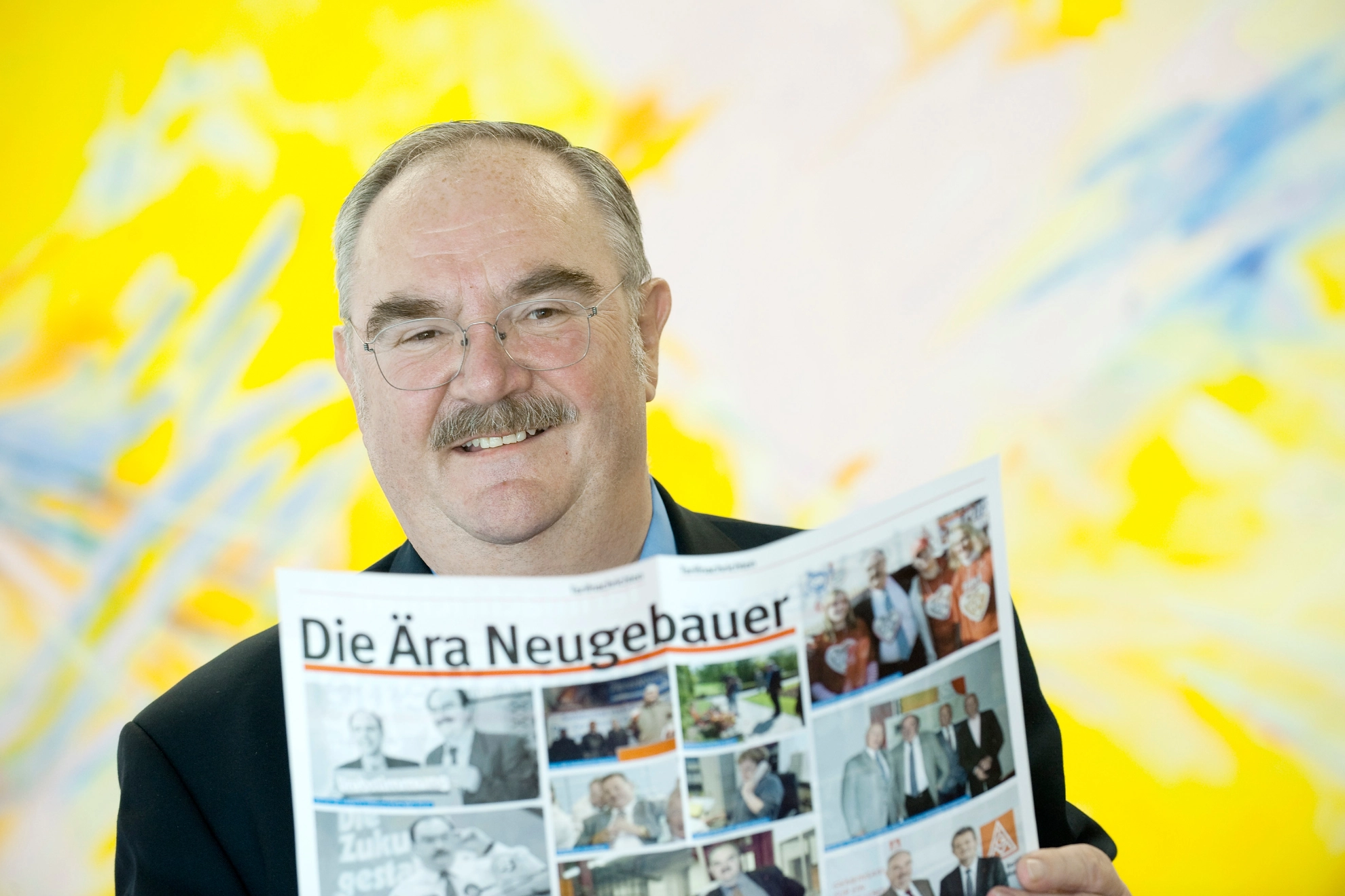 Zwei Menschen mit grünen Luftballons_Symbolbild