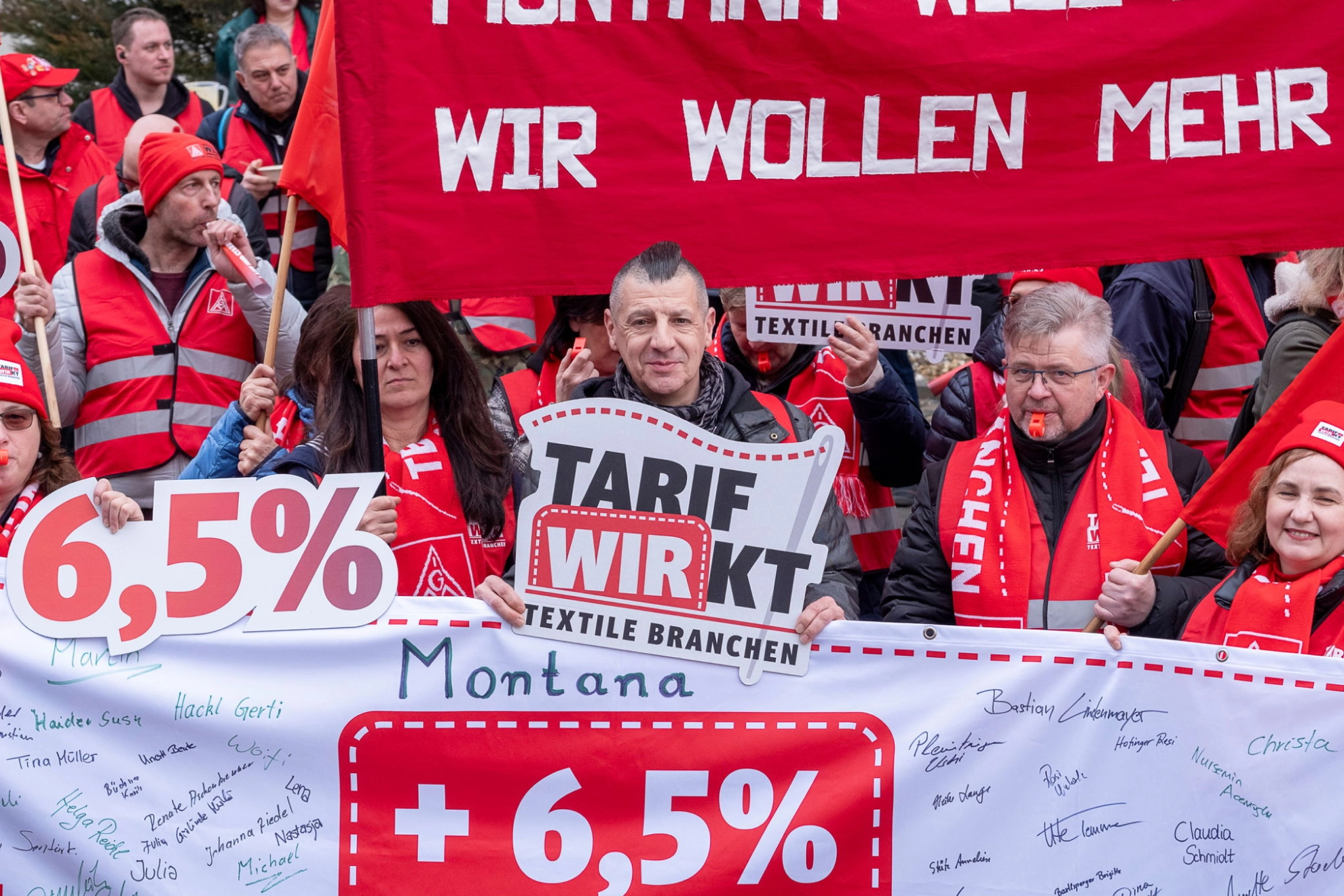 Beschäftigte demonstrieren zur zweiten Tarifverhandlung für Textil- und Bekleidungsindustrie am 25. Februar in Ingolstadt.