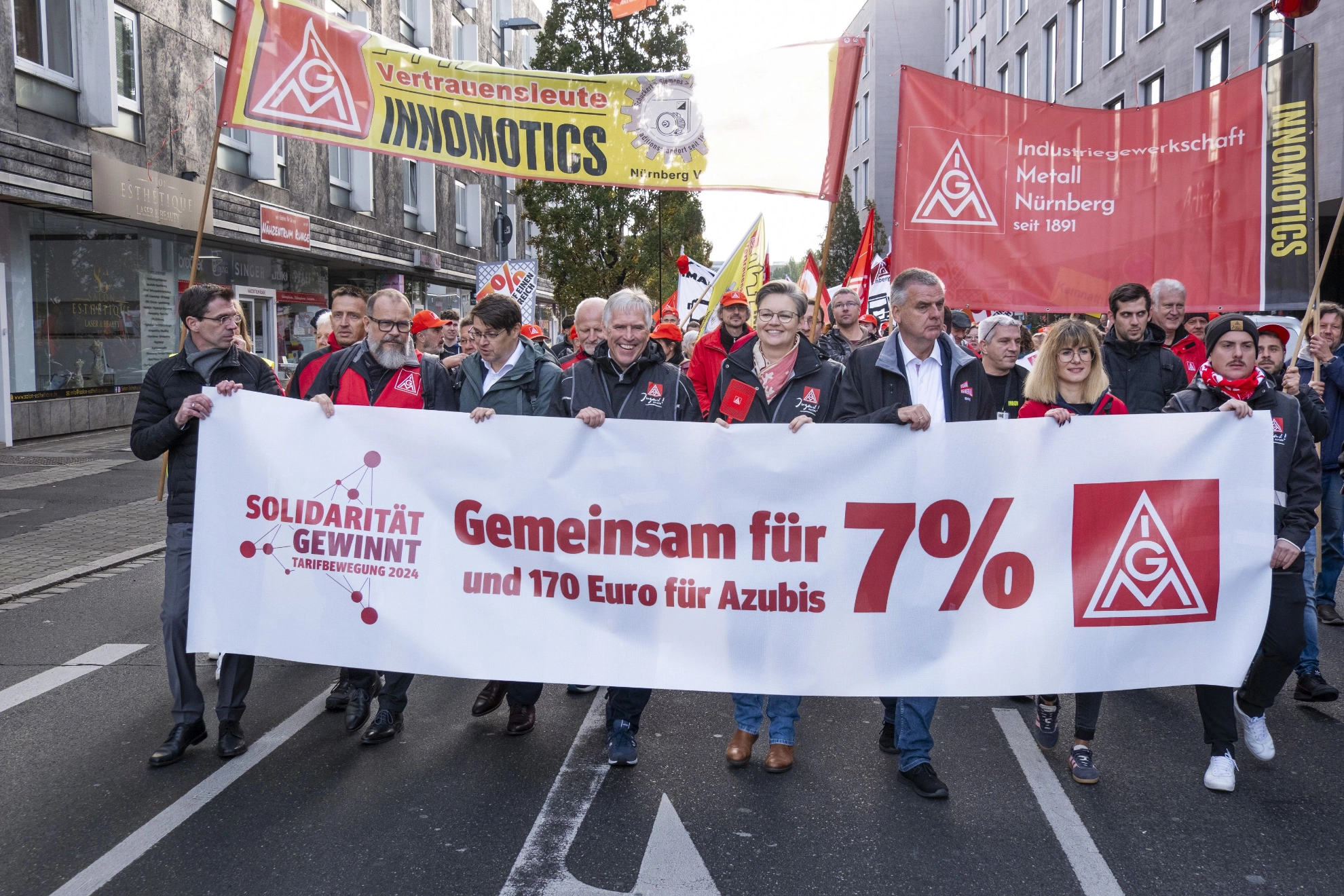 3500 Beschäftigte haben bei der 2. Tarifverhandlung für die bayerische Metall- und Elektroindustrie in Nürnberg für 7 Prozent mehr Geld und 170 Euro mehr für Auszubildende demonstriert.