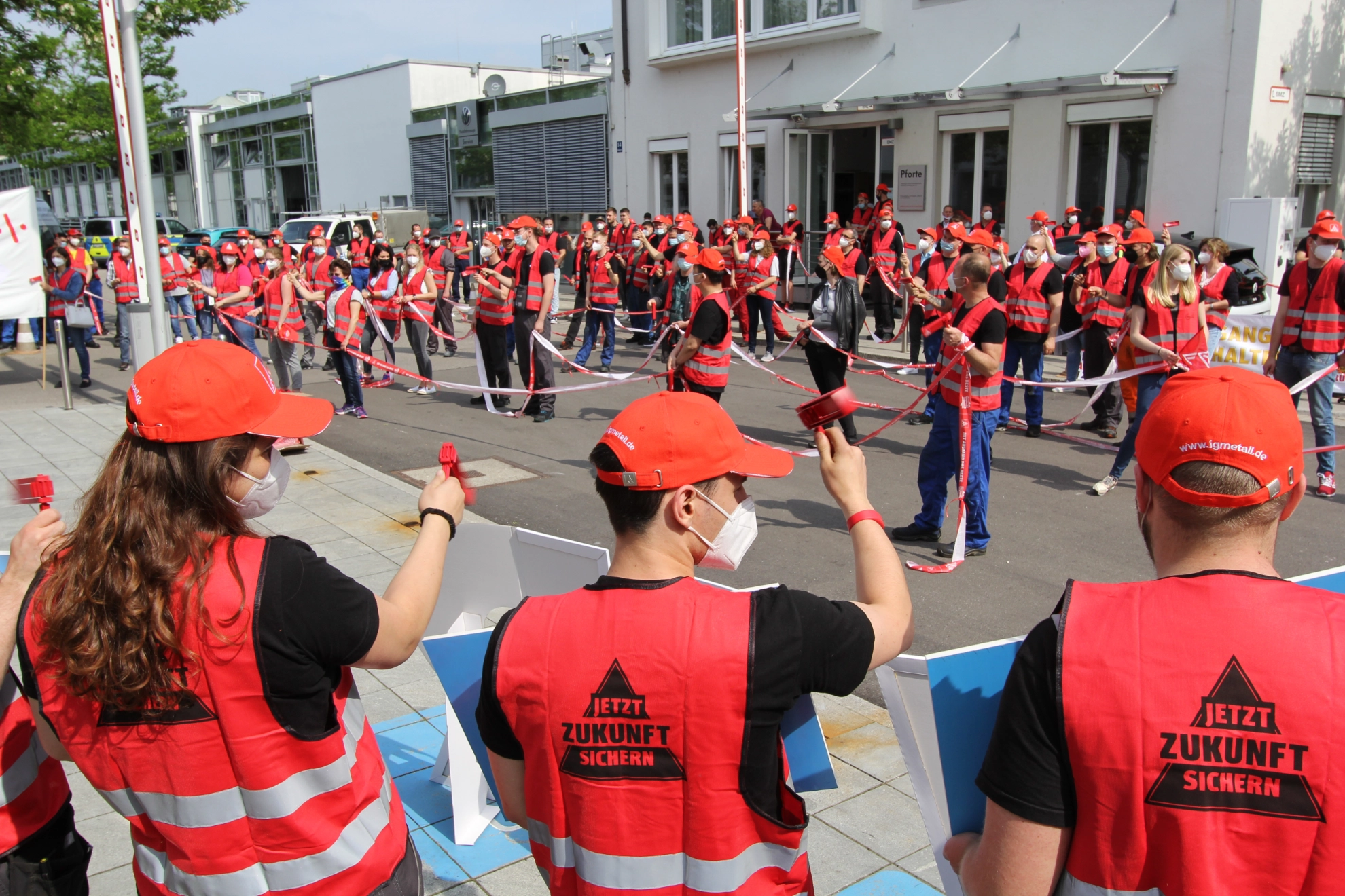 500 Euro Coronabeihilfe und 2,2 Prozent mehr Entgelt für Beschäftigte in Autohäusern und Werkstätten