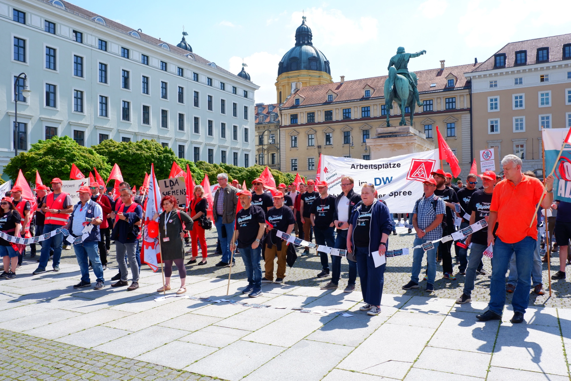250 Beschäftigte vor allem aus Nürnberg und Berlin protestieren bei einer Kundgebung vor der Siemens-Zentrale in München gegen die Abspaltung der Sparte LDA.