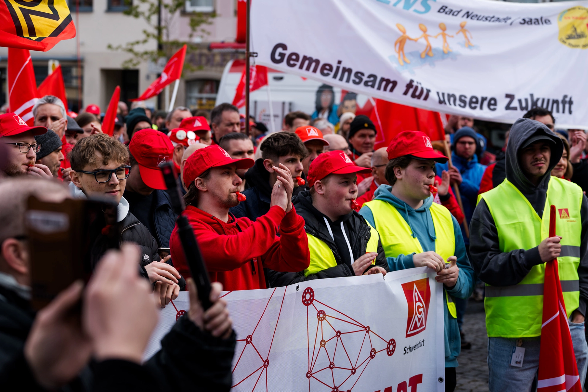 Beschäftigte von ZF, SKF, Bosch, Schaeffler und anderer Betriebe demonstrieren in Schweinfurt für den Erhalt ihrer Standorte.