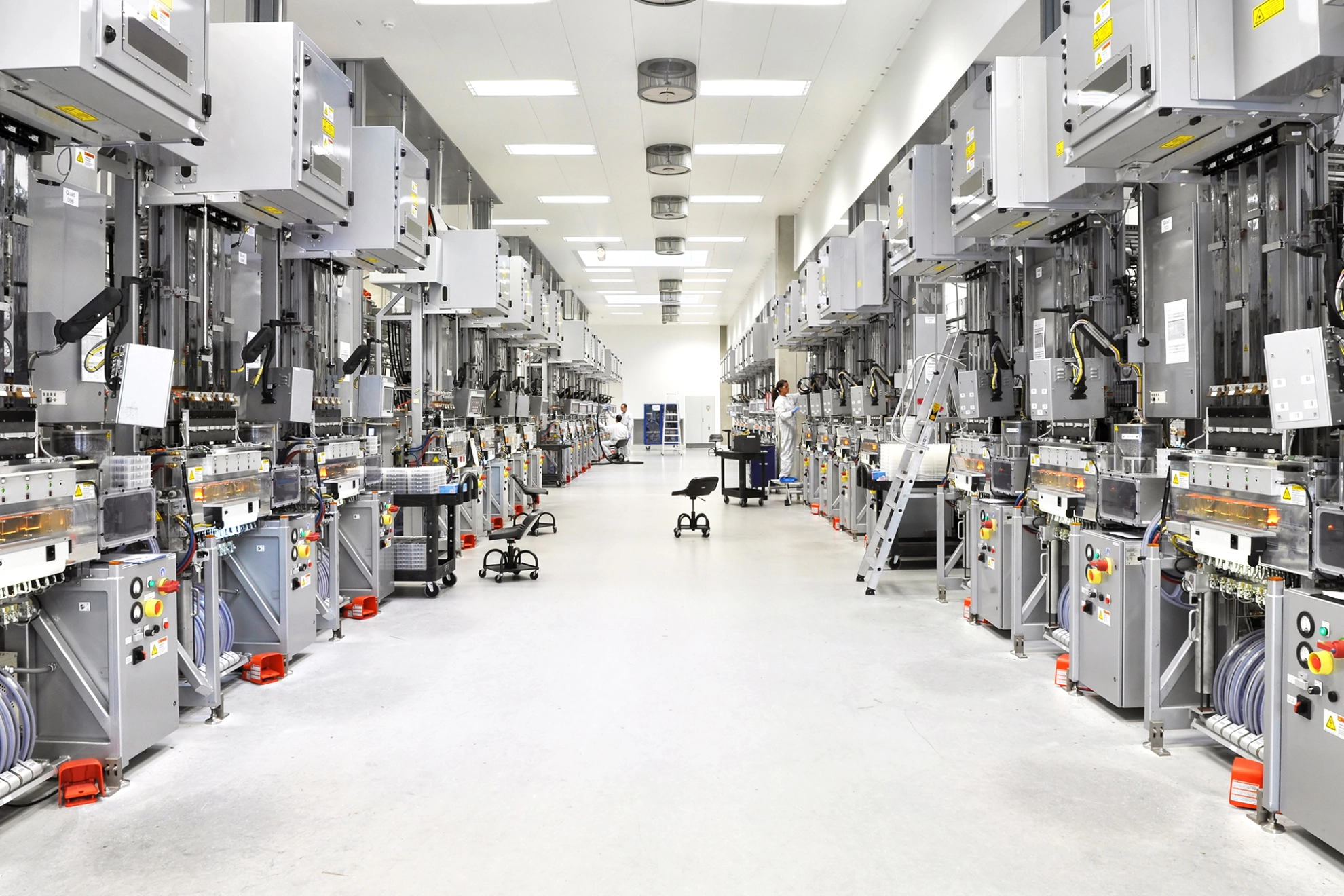 Leere Industriehalle mit Maschinen