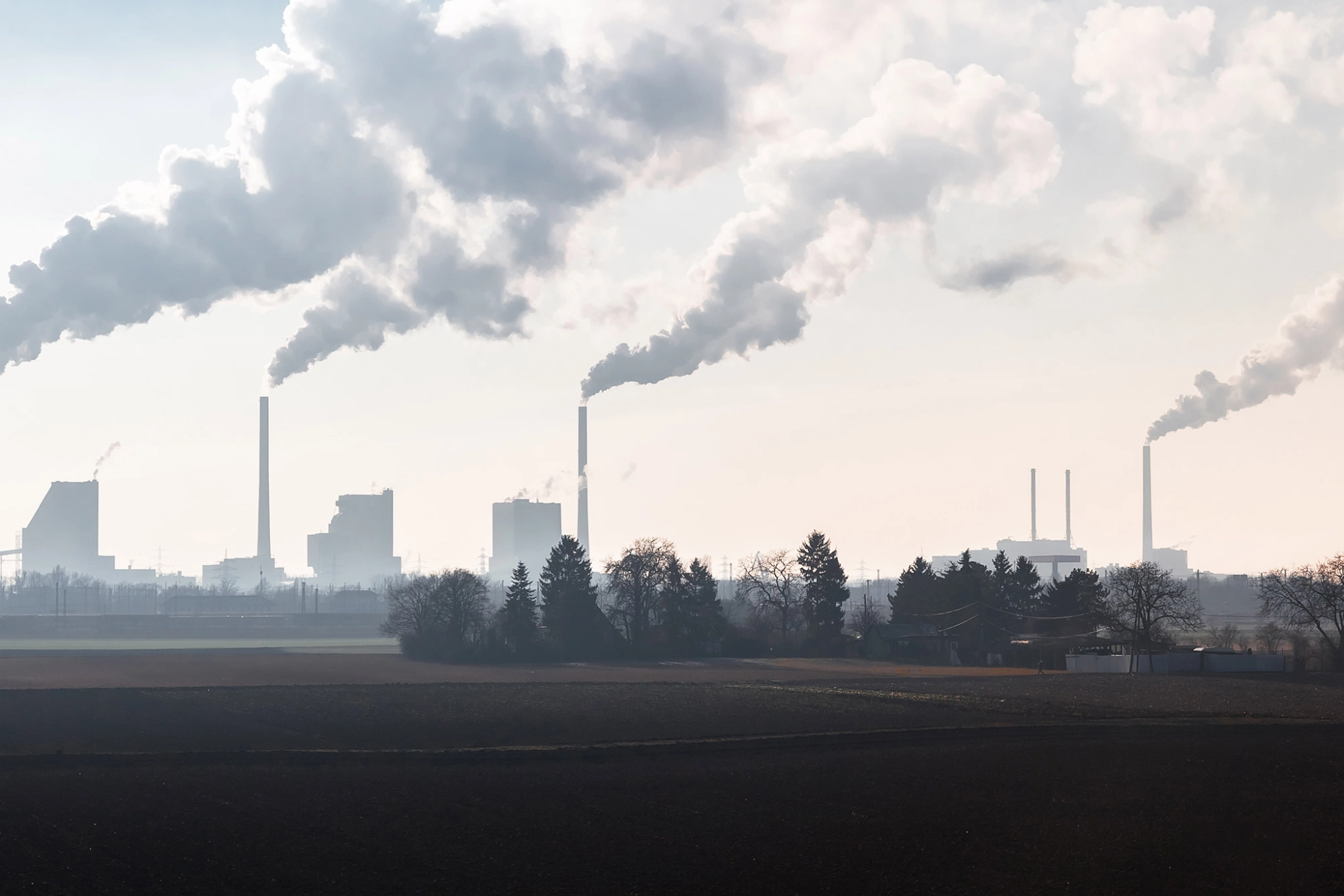 Rauchende Schornsteine eines Kraftwerks
