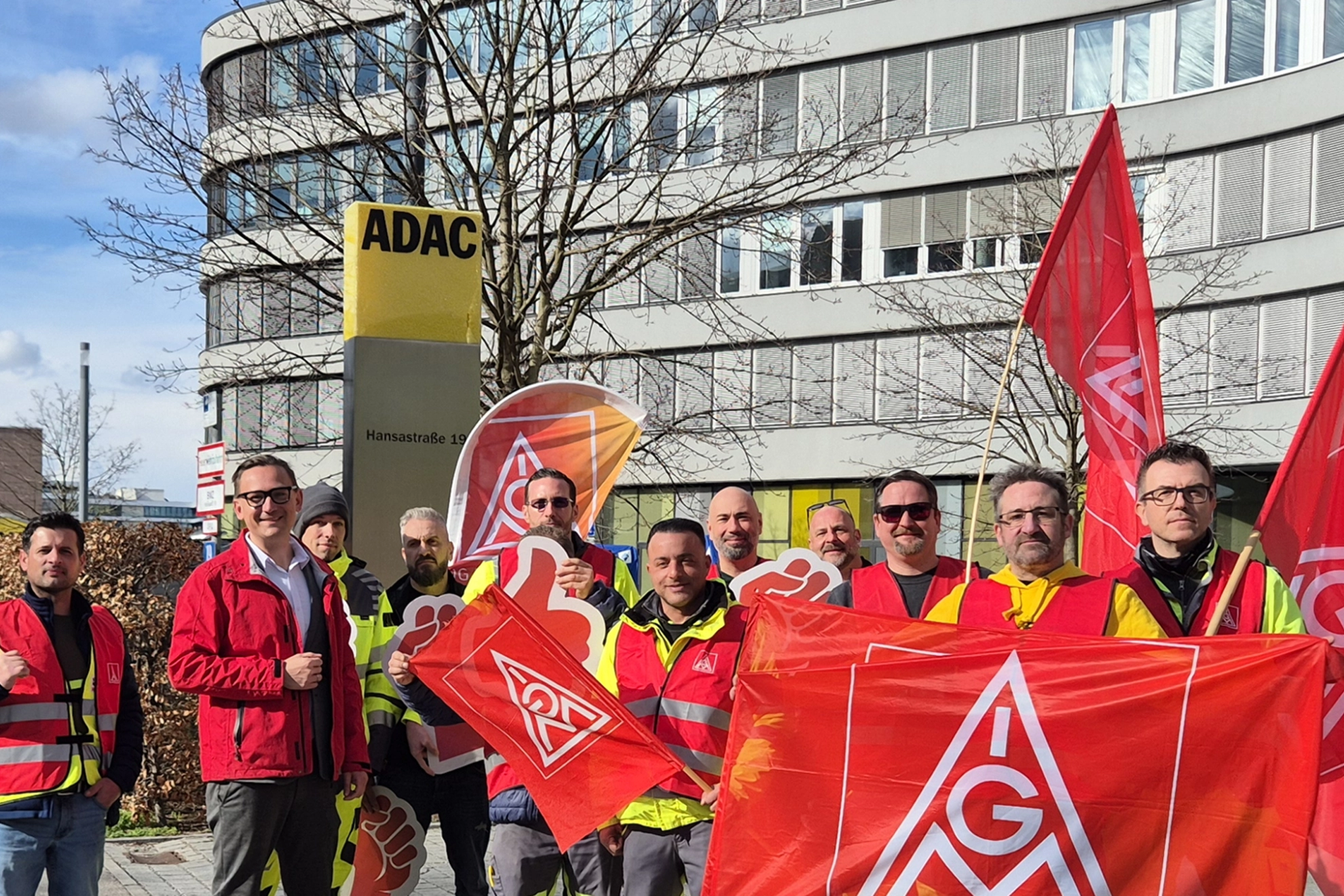 Warnstreik vor der ADAC-Zentrale in München