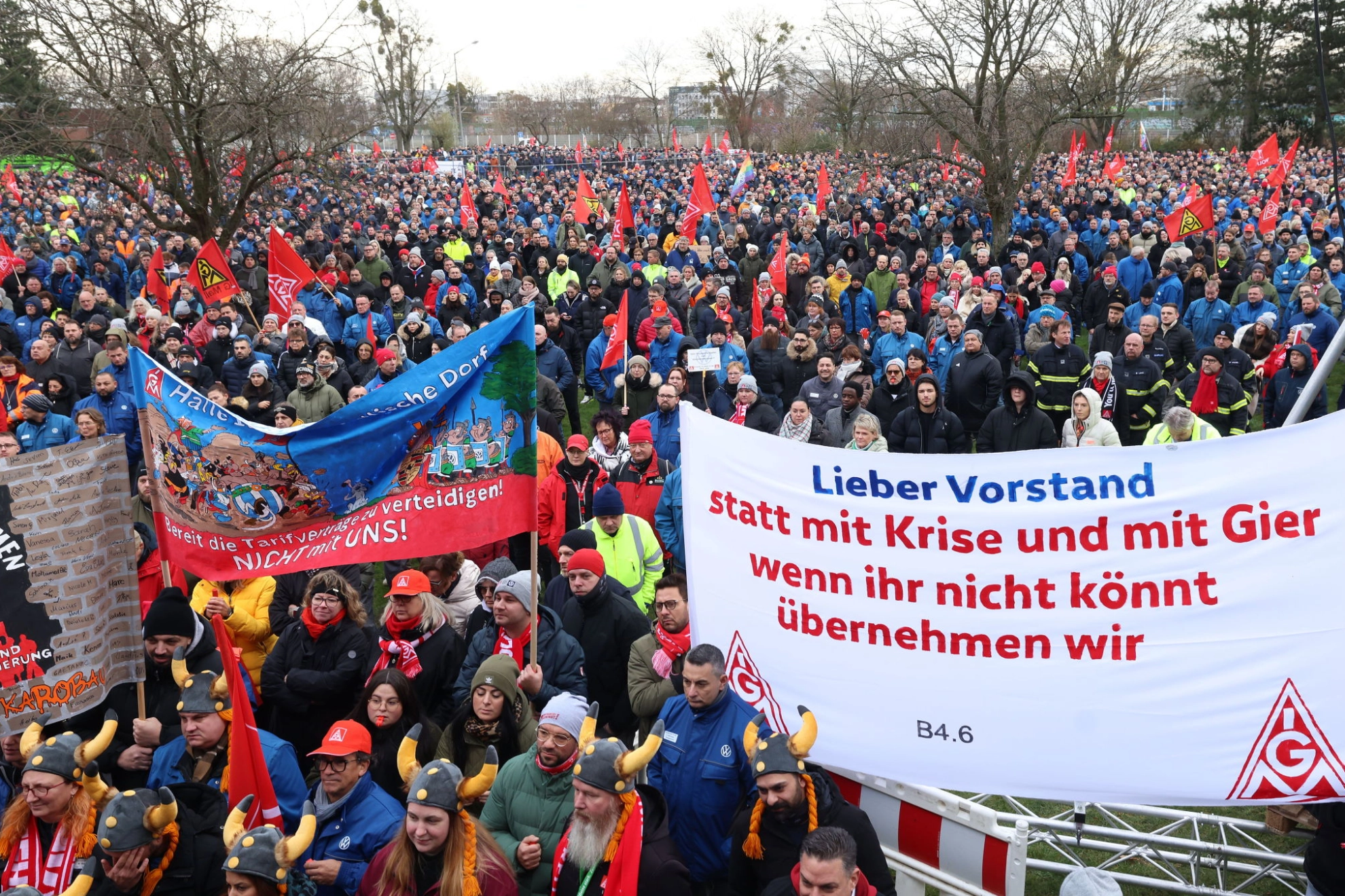 Beschäftigte von VW demonstrieren in Wolfsburg für ihre Forderungen.