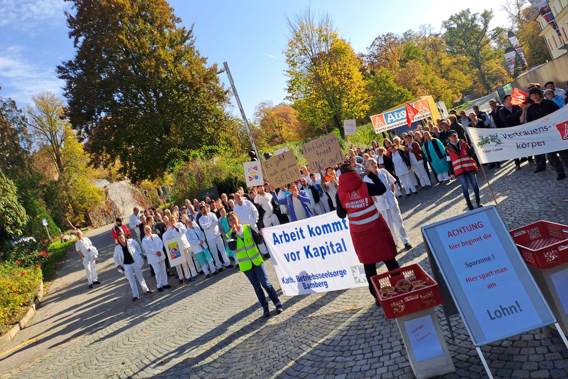 In der Zentrale von Faber-Castell in Stein bei Nürnberg haben sich 300 Beschäftigte an dem einstündigen Warnstreik beteiligt.