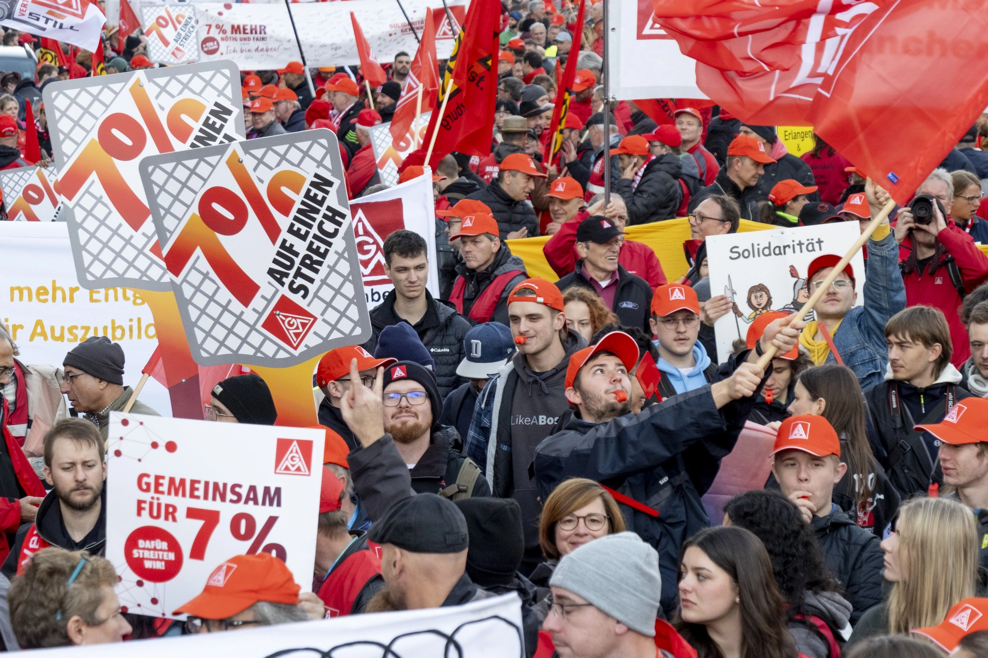 3500 Beschäftigte haben bei der 2. Tarifverhandlung für die bayerische Metall- und Elektroindustrie in Nürnberg für 7 Prozent mehr Geld und 170 Euro mehr für Auszubildende demonstriert.