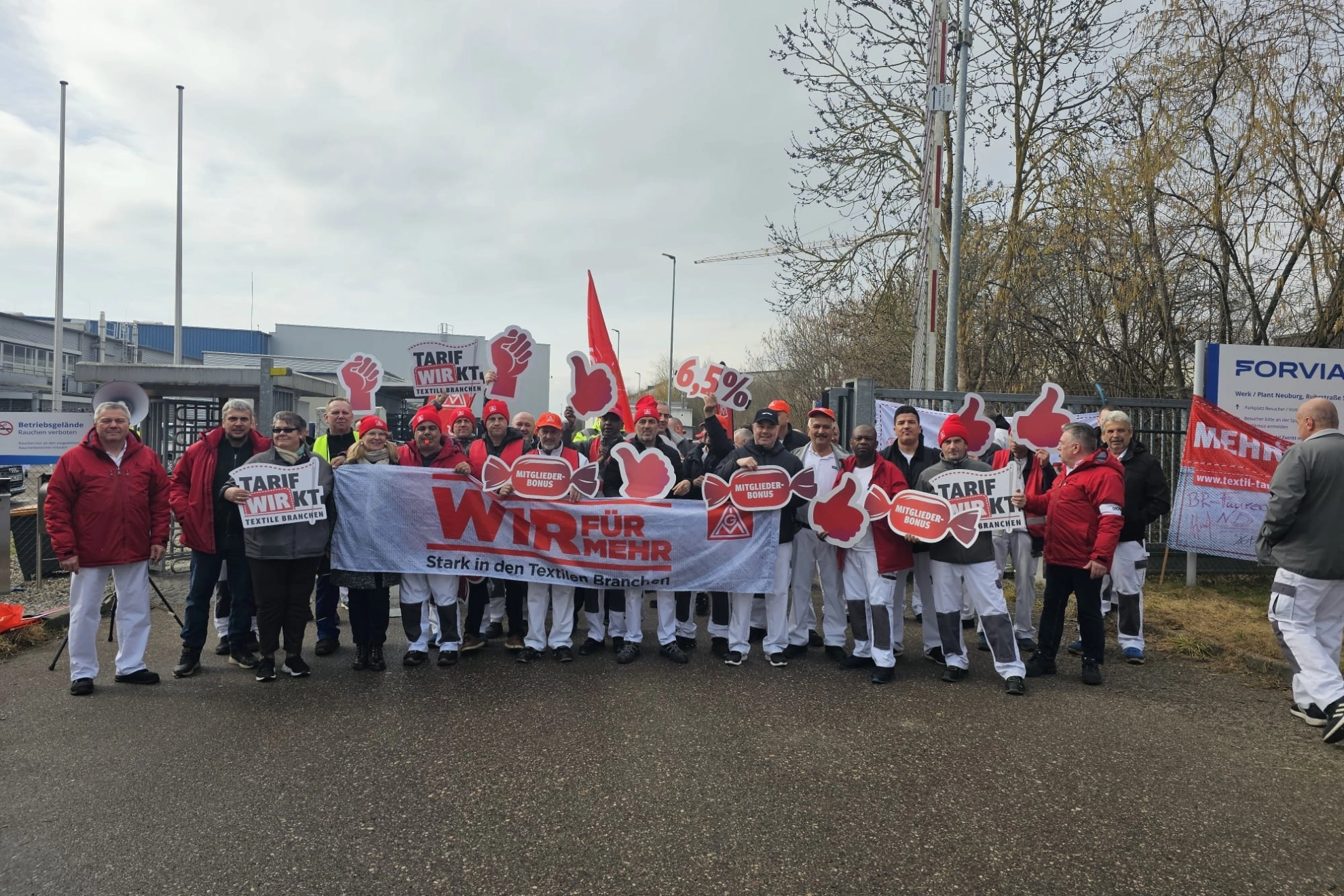 Warnstreik Tarifrunde Textil & Bekleidung bei Faurecia in Neuburg