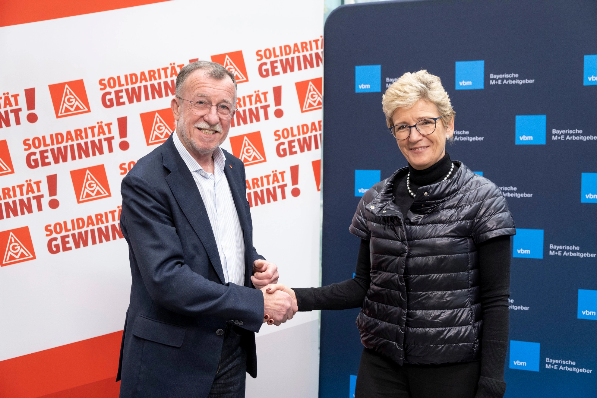 Die Verhandlungsführer Johann Horn und Angelique Renkhoff-Mücke geben sich die Hand auf den Tarifabschluss in Bayern.