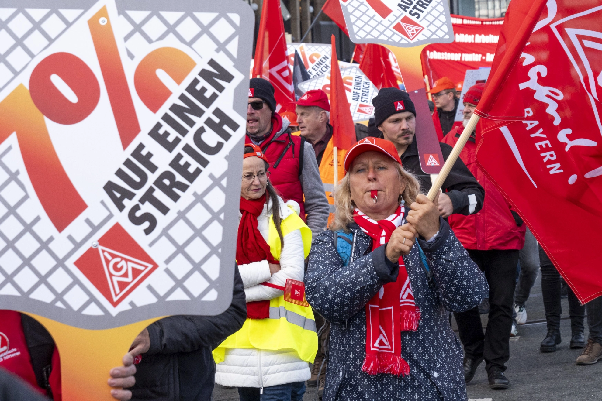 3500 Beschäftigte haben bei der 2. Tarifverhandlung für die bayerische Metall- und Elektroindustrie in Nürnberg für 7 Prozent mehr Geld und 170 Euro mehr für Auszubildende demonstriert.