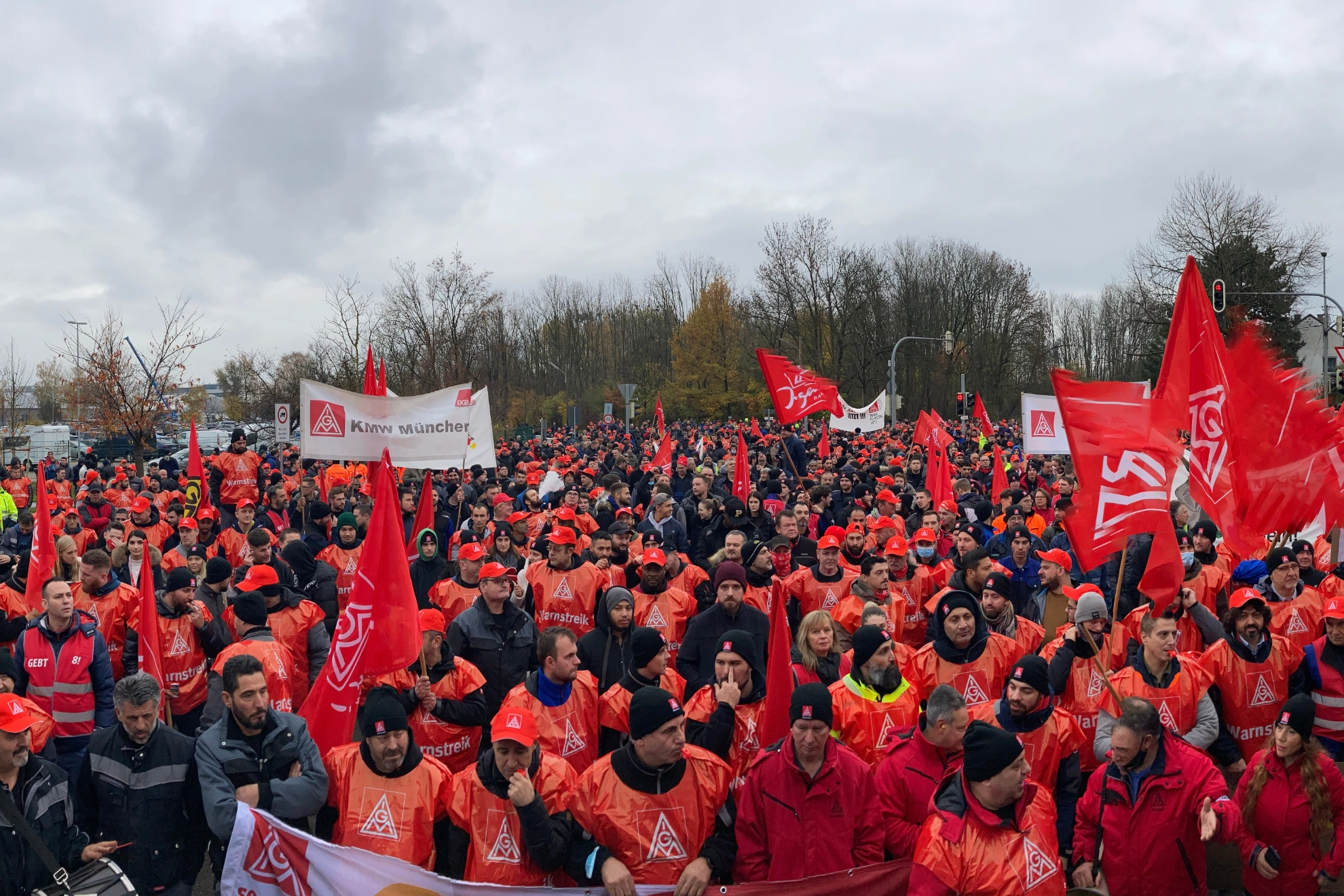 Mehrere Firmen, darunter MTU und MAN, streiken gemeinsam in München