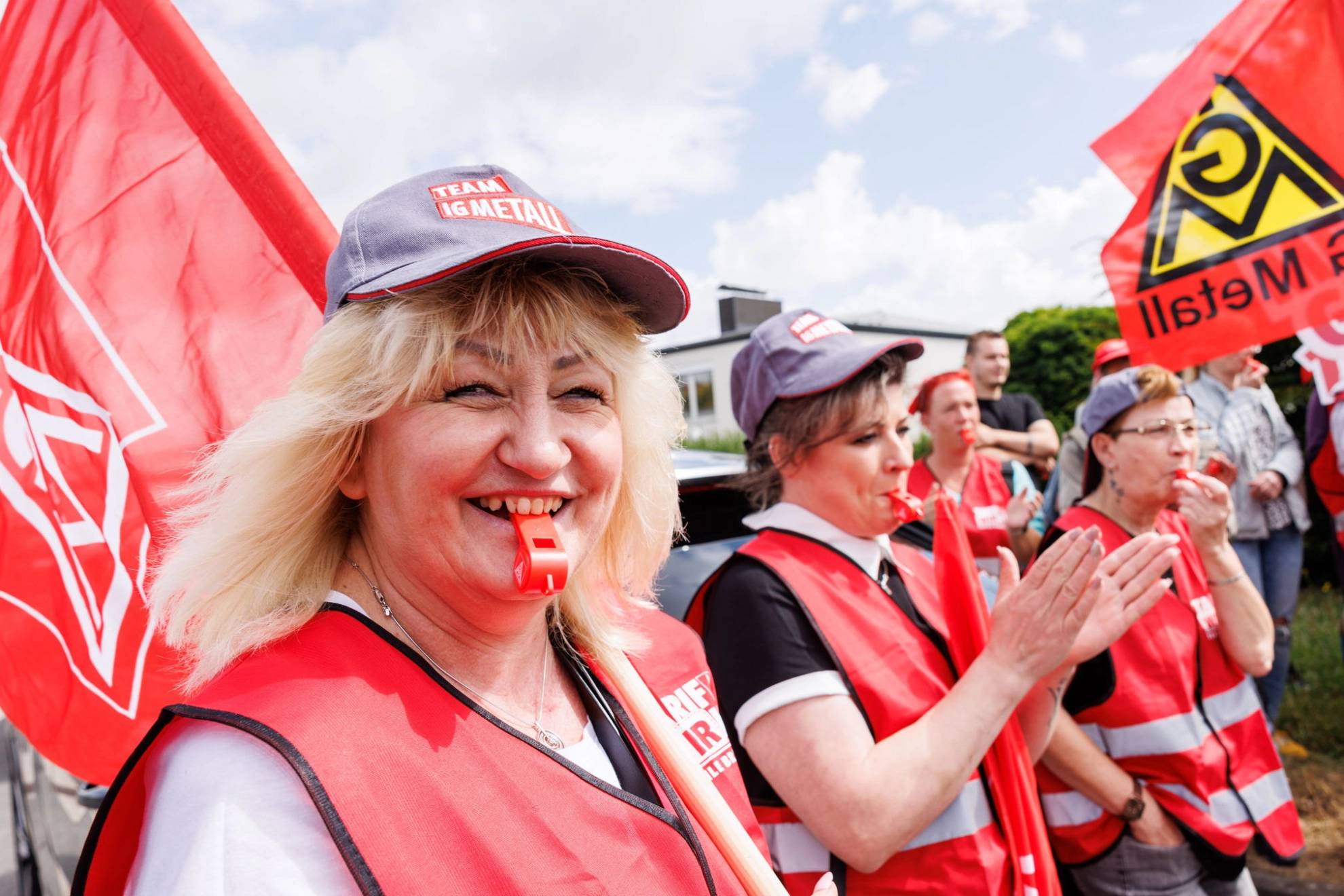 Beschäftigte mit IG Metall-Fahnen und Trillerpfeifen bei der Aktion zur vierten Tarifverhandlung der Textilen Dienste in Göttingen