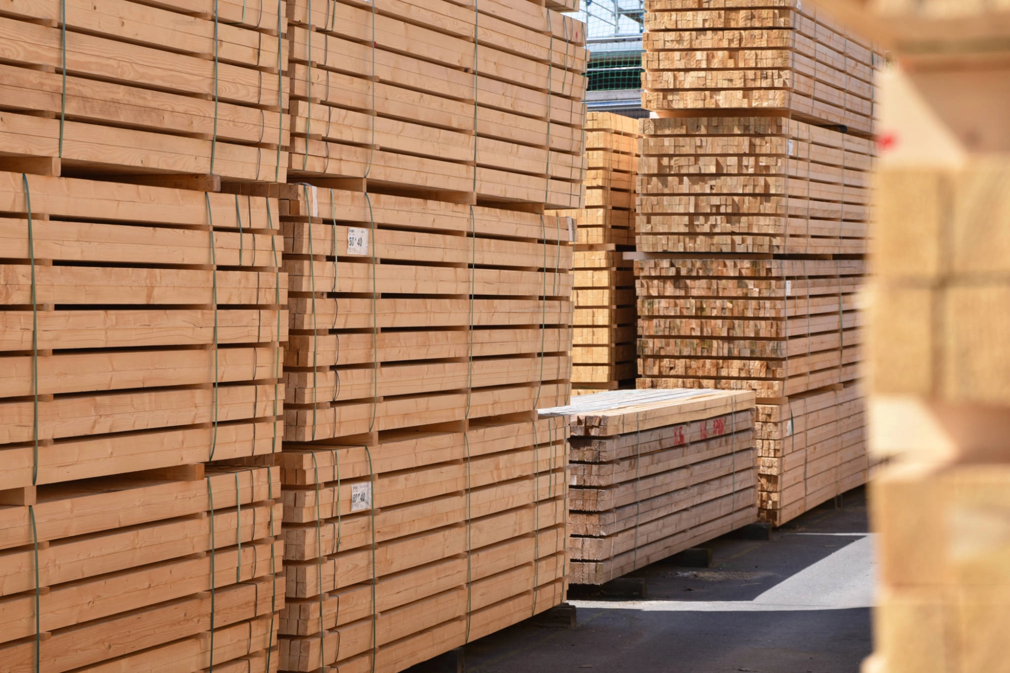 Holzbretter, die in Stapeln gelagert werden.