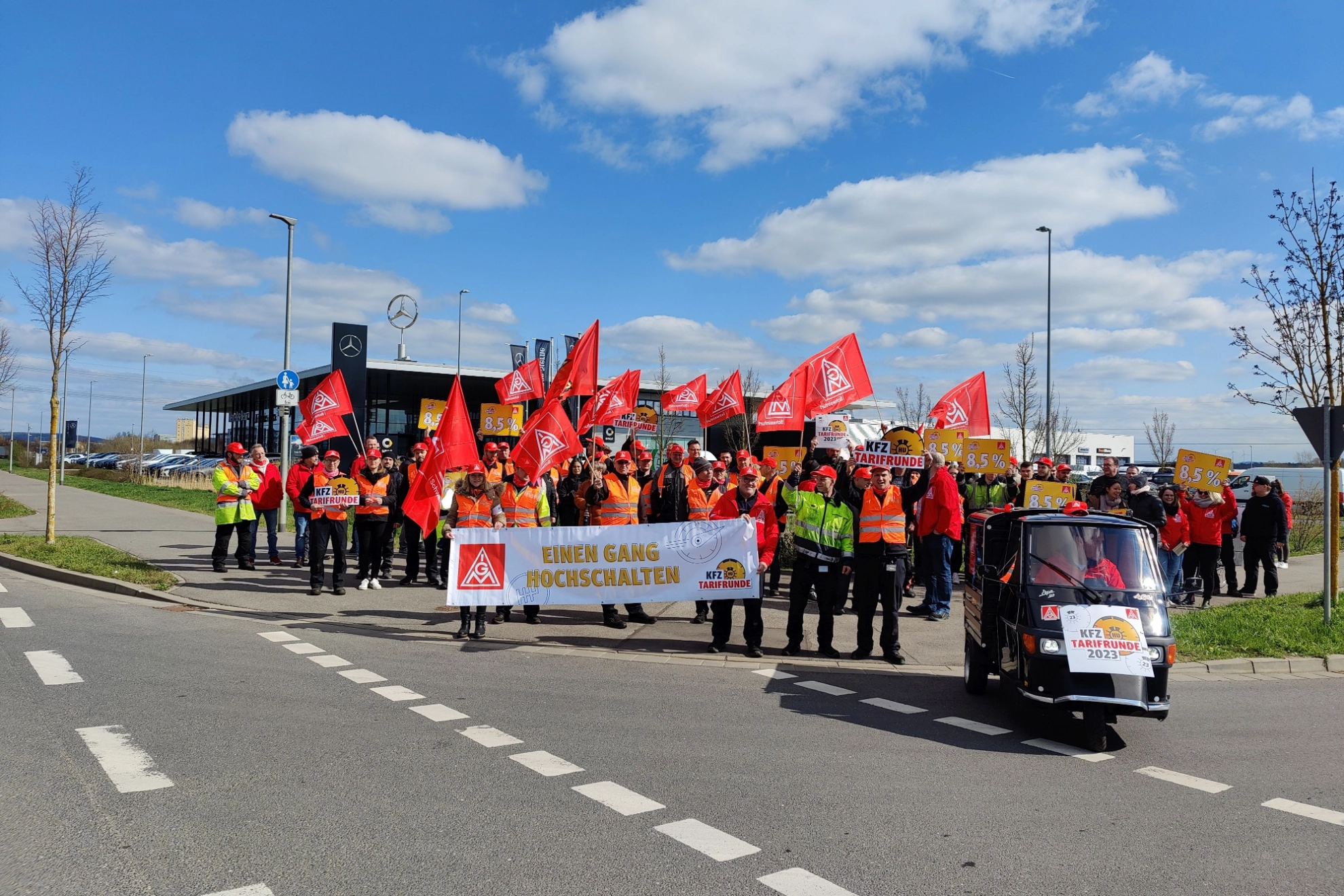 Tarifrunde KFZ-Handwerk: Beschäftigfte von Emil Frey in Schweinfurt im Warnstreik