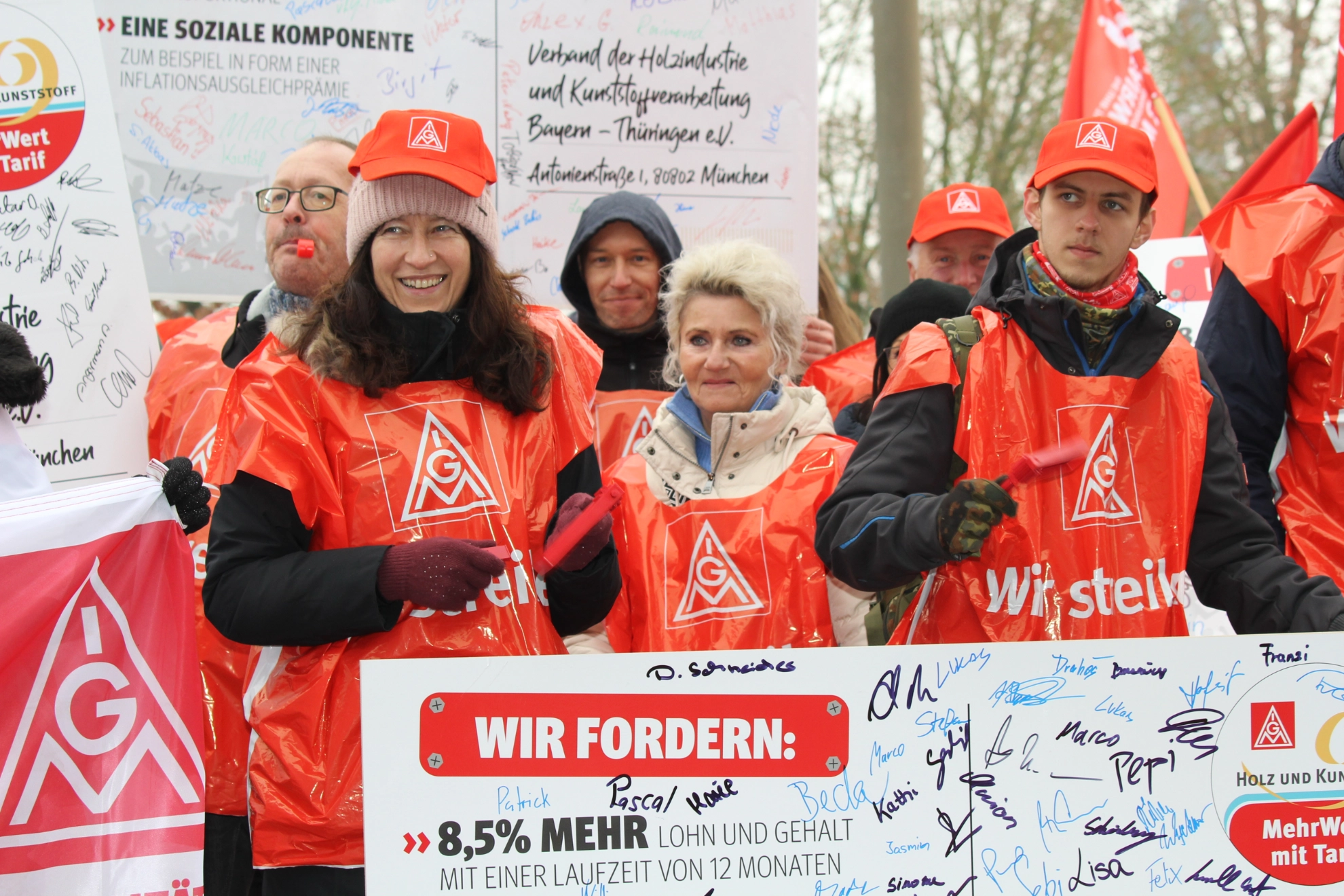 450 Beschäftigte aus neun Betrieben der bayerischen holz- und kunststoffverarbeitenden Industrie haben am 7. Dezember 2023 in Straubing mit einer Demonstration vor der ersten Tarifverhandlung Druck auf die Arbeitgeber gemacht. Beteiligte Betriebe: Heyco (Tittling), Sanipa (Treuchtlingen), Novem Car Interior (Vorbach), Jeld-Wen (Oettingen), Bayerwald (Neukirchen), Völkl (Straubing), Peri (Weißenhorn), Steelcase (Rosenheim) und Hamberger (Stephanskirchen).